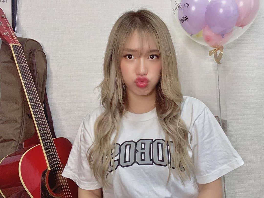 acaneのインスタグラム：「・ 2020年も半分終わり〜☺️ 音楽を始めて、こんなにも ゆっくりしてた期間はなかったなあ。 ・ アウトドアすぎて今まで何年も 1日中家にいるってことが 体調悪い時以外なくて、 すごく色々考える時間だった ・ まだまだ油断できんけど、 改めてがんばっていくゾ👶🏻🎤 7月もよろしくお願いします🤲」