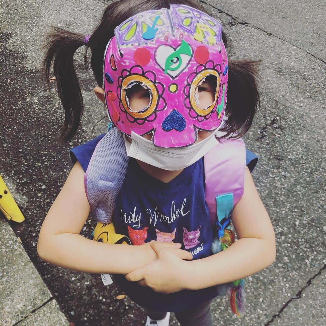 依布サラサさんのインスタグラム写真 - (依布サラサInstagram)「スクールで色んなものを作って来てくれるのを、密かに楽しみにしてます❣️ マスクにマスク‼️ 完璧だね🦹‍♀️ #こどものいる暮らし #こども #こども制作　#メキシコ　？　 #女の子　#4歳　#4歳女の子　#工作　#マスク　#もうすぐ5歳」7月3日 15時44分 - sarasaifu