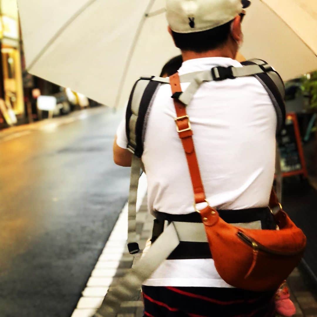 山口もえのインスタグラム：「だっこだっこな お年ごろ🐥 パパさんの腰は バッキバキ🙌 雨の日のイクメン☔️ #3歳児#抱っこひも #パパ#イクメン#ありがとう」