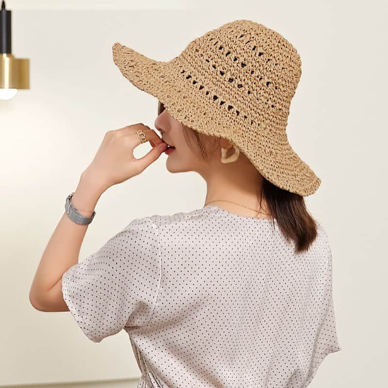 maison de LATIRのインスタグラム：「つば広なので日差しカットにもお勧めの帽子。 やさしくふんわりした素材感はエレガントな雰囲気を放つ上品なデザイン。 デイリーユースはもちろん、旅行やお出掛けのお供にもおすすめです。 ナチュラルな雰囲気はビーチリゾートでも活躍しますね。  . お求めはコチラから▼▼ @maison_de_latir #maison_de_latir #https://shop-list.com/women/brand/maison-de-latir/」