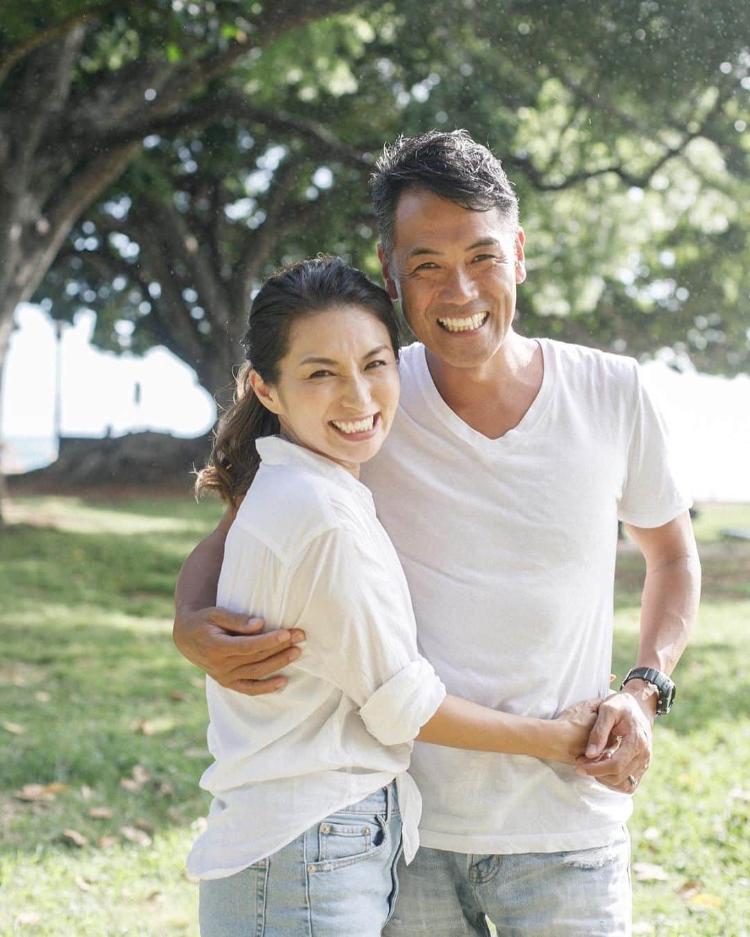 間瀬ゆきのインスタグラム：「家族写真の撮影だったけど せっかくだからって 夫婦2人だけの写真も撮ってくれた❤ . . photo @yuki_photography  hair @miyu.hairmake  . . . 今日、 @vedatokyo のオンラインレッスンで 吉川めいさん @maeyoshikawa の Positive Englishのレッスン受けたんだけど 何かもう本当に胸がぎゅっと掴まれた感じ。  私とめいさんの出会いは、 友達に誘われて軽い気持ちで参加した ハワイでのリトリートヨガツアー💙  ヨガもほとんどしたことなかったのに 誘ってくれた友達に二つ返事でいいよ！って答えて ハワイ楽しみだなーくらいの気持ちで参加したの。  でも、めいさんとヨガをした時に、 最後のシャバーサナで 地球に体が沈んでいくような 体が吸い込まれていくような そんな不思議な経験をしたの。  そしてめいさんといろいろ話して。  私に願いを話してみてって言われて 「私のことを好きで好きでしかたない人と 今度は結婚したいんです」って 冗談のような本気の願いを伝えたら  その日に、今の旦那さんと出会ったの。  もー、ミラクルでしょ？ いまだにあの時のことは忘れられない。  全て引き寄せられたとしか思えない。  直前に鼻折ったことも含めて😂  なので私にとってめいさんは ものすごく特別な存在というか 言葉にするのは難しいんだけど 心が救われるというか パワーをもらえるというか。  そんなめいさんのレッスンを ハワイにいながらオンラインで受けられて なんかうるっときちゃった😭  そして今日もまた めいさんの言葉1つ1つに たくさんのパワーをもらいました🙏  めいさん、ありがとう❤  #positiveenglish #vedatokyo #オンラインレッスン #英語レッスン  . . #familyphotography #家族写真 #ファミリーフォト #ハワイ子育て #ハワイ育児 #ハワイ出産 #ハワイ移住 #子連れハワイ #生後9ヶ月 #生後10ヶ月 #2019年8月生まれ #8月生まれ #男の子ママ #新米ママ #新米ママと繋がりたい #育児記録 #産後ダイエット #baby #babyboy #hawaii #ハワイ #hawaiilife #maseyukihawaii #luckywelivehawaii」
