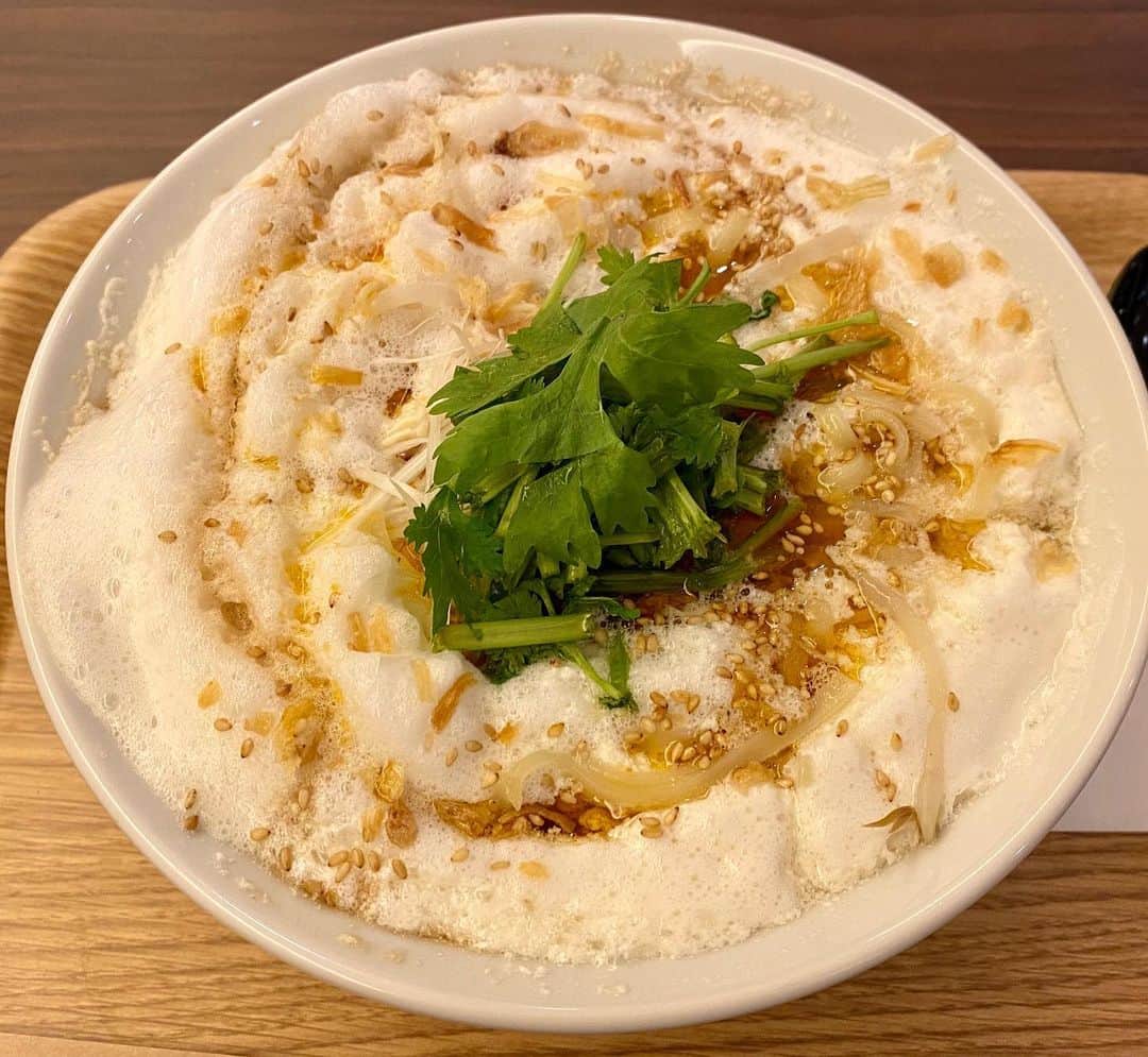 のインスタグラム：「‪完全にタピオカ屋さんだと思って侮らない方がいい。。麺系メニューも豊富でかなり美味しい🥺 ㅤㅤㅤㅤㅤㅤㅤㅤㅤㅤㅤㅤㅤ 豆漿搾菜湯麺という読み方がやや難解な麺、、おいしぃ。。スープは酸っぱ辛いサンラータンのような感じで、ふわふわのお豆腐がのってる🍜ついでに激甘ミルクティーも一緒に☺️💕‬ ‪#春水堂　#渋谷ランチ‬  #ラーメン #らーめん #拉麺 #라면#ramen#noodle  #つけ麺 #まぜそば #汁なし #麺 #麺活 #ラーメン巡り #ラーメンインスタグラマー #麺スタグラム #rameninstagramer  #travel #foodie」