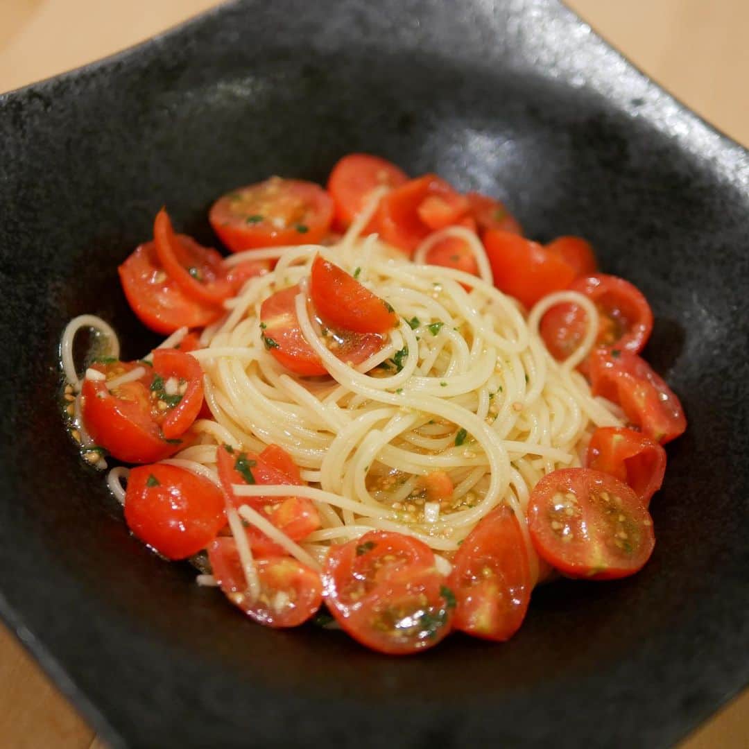 植田佳奈のインスタグラム：「たっぷりのナッツをまぶしたぶどう牛のコトレッタ&チェリートマトとバジルの冷製フェデリーニ  #TastyTable #おうちをレストランに #私のTastyTable #コトレッタ #おうちごはん」