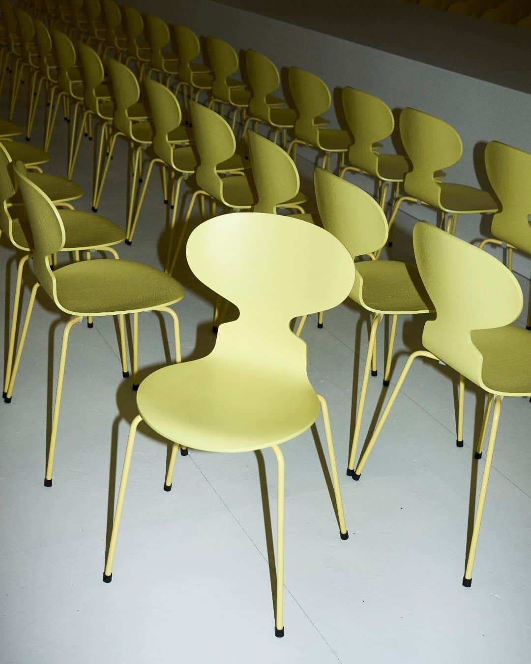 のインスタグラム：「The Ant™ as featured in CARCEL's opening show, 'The Walk', for last year's Copenhagen Fashion Week.  Explore more via link in bio  #fritzhansen #antchair #arnejacobsen #scandinaviandesign  #scandinavianinterior #Interiordesign #nordicdesign #프리츠한센 #フリッツハンセン」