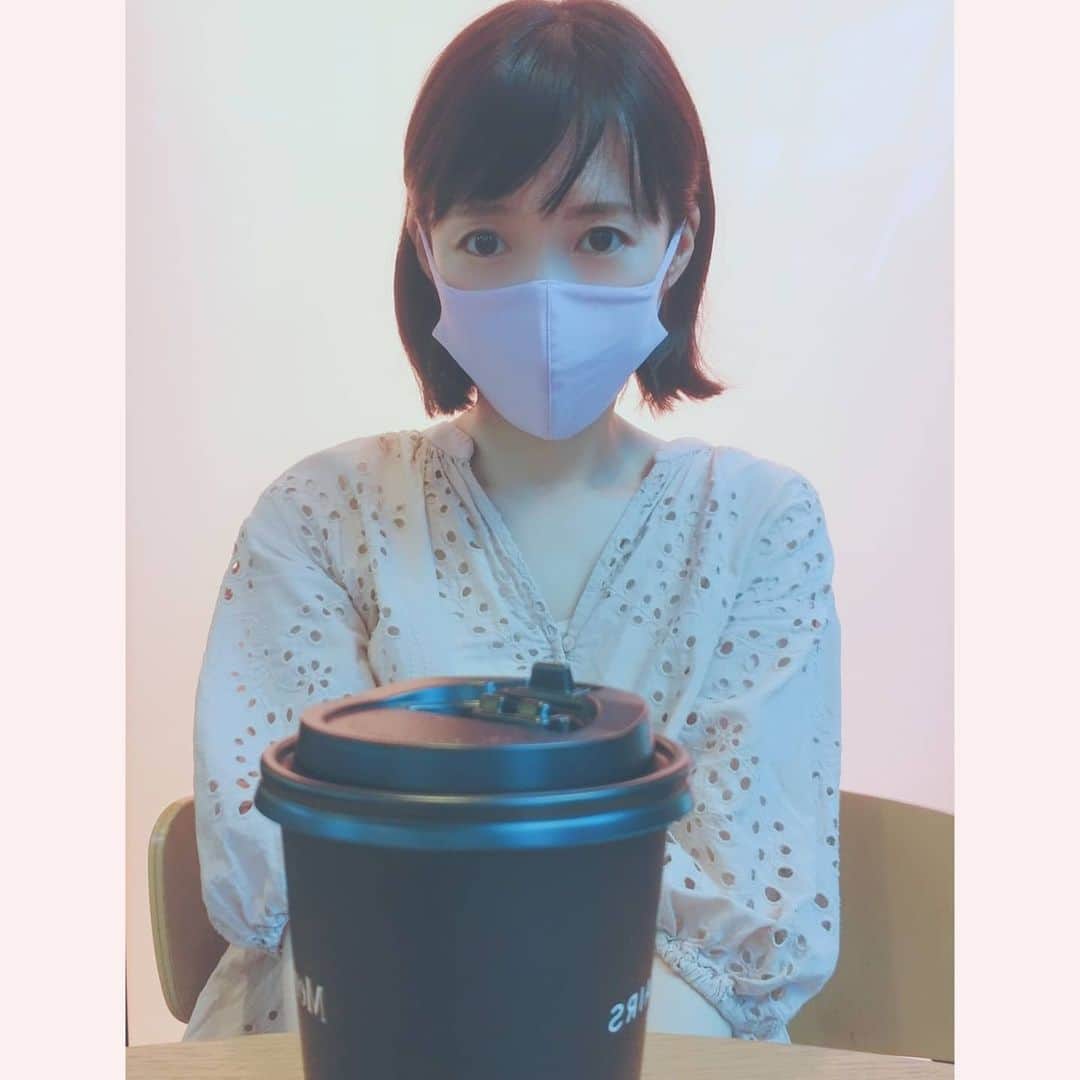 のインスタグラム：「そんなわけで久々すぎて ちょっとキンチョーした。 モニターヘッドホンなんて久々だ。 ひとりごとまで 大きな声で聞こえる。(笑) 終わってひと息。 バケツみたいに見えるのは、ラテ。  #selfie#花澄」