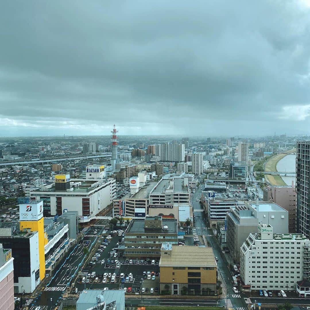 石田燿子さんのインスタグラム写真 - (石田燿子Instagram)「新潟らしい曇天（笑） 昨日はこーんな景色が見えるところでおいしいものをいただきました。 よーし、またしばらくがんばれます😆」7月3日 16時06分 - yokonti