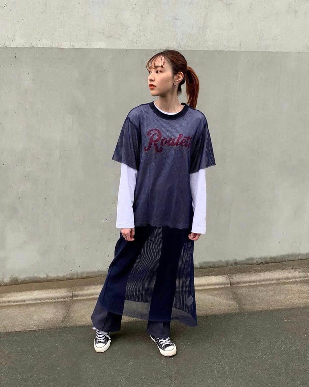 小林ひかるのインスタグラム：「グッズ紹介🕊﻿ ﻿ 〜1枚目〜﻿ ②ロングTシャツ﻿ こんな感じで合わせても可愛いかなぁ〜と思って合わせて着てみた〜﻿ ロンTのロゴの存在感が可愛い👏👏 （着用サイズM）﻿ サイズ展開はM/L/XLですが、有難いことにこちらのロングTシャツも残りXLのサイズのみとなっており、残りわずかとなっています！﻿ 悩まれている方はぜひお早めに🥺！！﻿ 　　﻿ 〜2枚目〜﻿ ④トートバッグ﻿ サイズ　360×370×110mm (持ち手 25×470mm)﻿ A4サイズが入る大きさのトートバッグ🛍﻿ ﻿ 〜3枚目〜﻿ ⑤巾着﻿ お化粧ポーチや小物入れなどに☺️﻿ 割とたくさん入るよ〜！﻿ ﻿ ⑥ワッペン﻿ PINK CRES.のワッペン！﻿ ワッペン生地のロゴの色合いがとっても可愛くて個人的に一推し🥰﻿ ぜひTシャツとかトートバッグなどにつけて使ってほしい〜☺️﻿ ﻿ ⑦パスケース﻿ RouletteのロゴとPINK CRES.という文字が入ったパスケース﻿ チェーン付きなのでカバンとかデニムとかにも引っ付けやすいです🙆‍♀️﻿ ﻿ ﻿ ぜひチェックしてみてくださいね〜☺️﻿ ﻿ ﻿ 【お申込み受付期間】﻿ 2020年7月1日(水)17:00〜7月15日(水)23:59まで﻿ ﻿ ﻿ 【お申込み方法】﻿ タイトルに「PINK CRES.グッズ」、本文に＜申込必要事項＞を入力の上、ufcorder@ufg.co.jp宛に、メールを送信ください。﻿ お申込み時には、以下の事項を必ずご記入ください。﻿  ﻿ ＜申込必要事項＞﻿ ・お名前：﻿ ・ご住所：﻿ ・お電話番号：﻿ ・メールアドレス：﻿ ・ご希望商品番号及び数量、サイズ： ﻿ ﻿ 例)①Tシャツ 1枚 サイズM﻿  ﻿ さらに詳しい詳細は公式HPをご覧ください！﻿ ﻿ #pinkcres #roulette #tourgoods #ツアーグッズ﻿ #通信販売 #ロングTシャツ #トートバッグ #巾着 #ワッペン #パスケース」