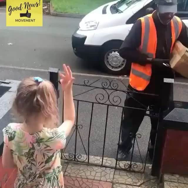レナ・ヘディのインスタグラム：「LOVE IN ACTION.  Talulah greets her regular delivery guy Tim,  with the sign language exchange that he’s been teaching her for weeks ... ❤️❤️❤️❤️」
