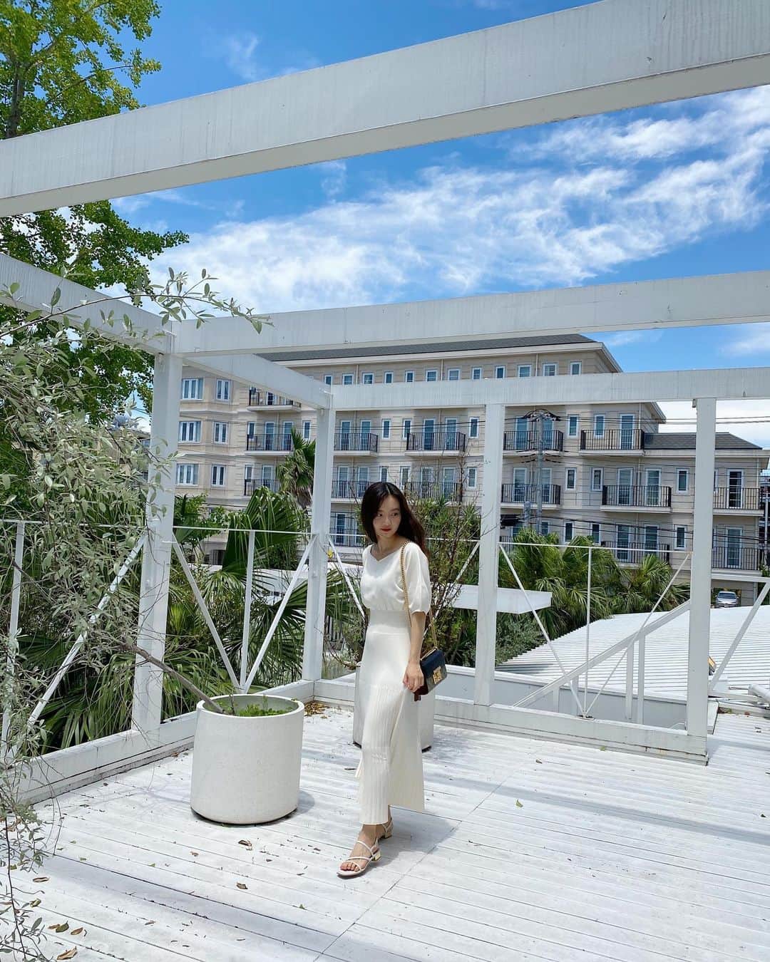 青山舞莉のインスタグラム：「Amazon Fashion のSummer Sale で見つけた真っ白なドレス🤍とても大人っぽい😊  ハイライトにリンク貼ってあるのでチェックしてみてね。他にもSaleたくさんあるみたいだよ😇  #Amazonで発見 #amazonfashionjp #sponsored #follop @amazonfashionjp @follop.jp」