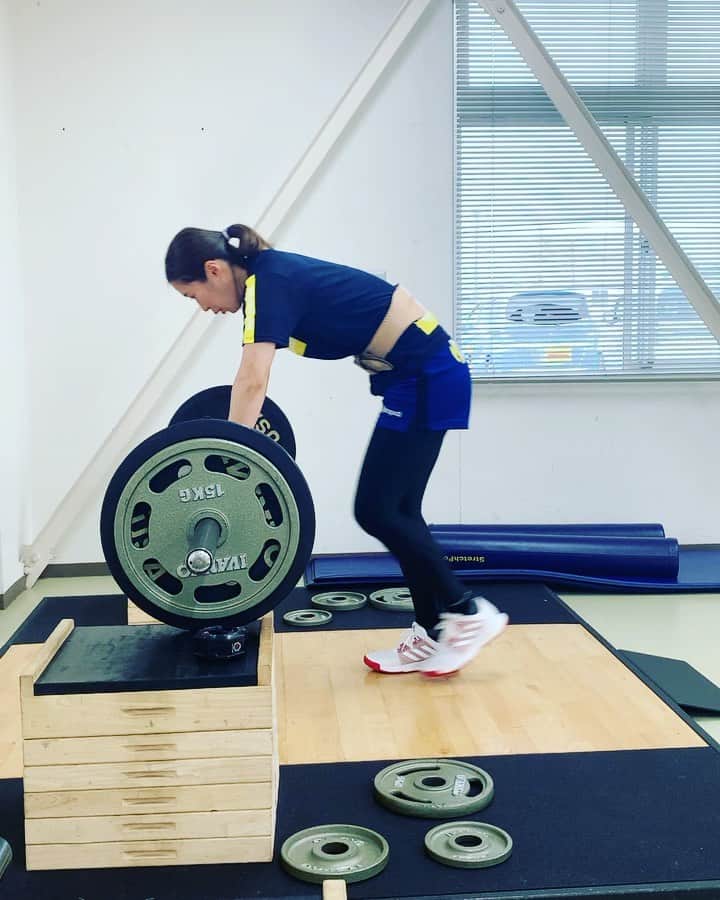 のインスタグラム：「強く美しく、たくましく😂 70kg💪🏻  #女子アスリート #ハンドボール #ハイクリーン」