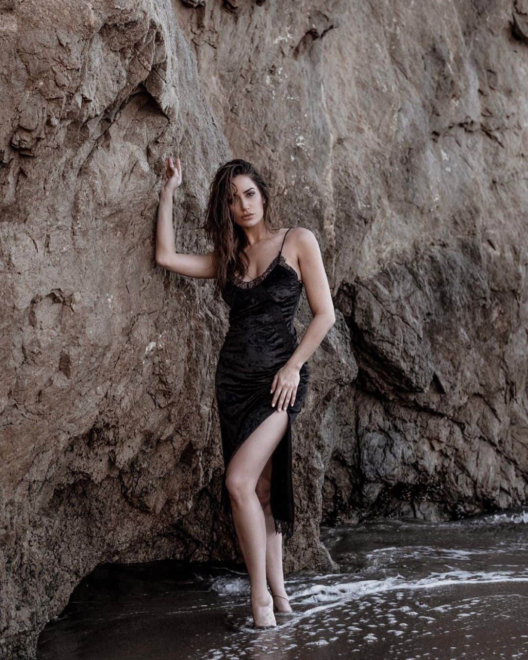 ドナ・フェルドマンのインスタグラム：「#thebeachiscalling @qpmag newest editorial out now lensed by @samanthastudio in #malibu」