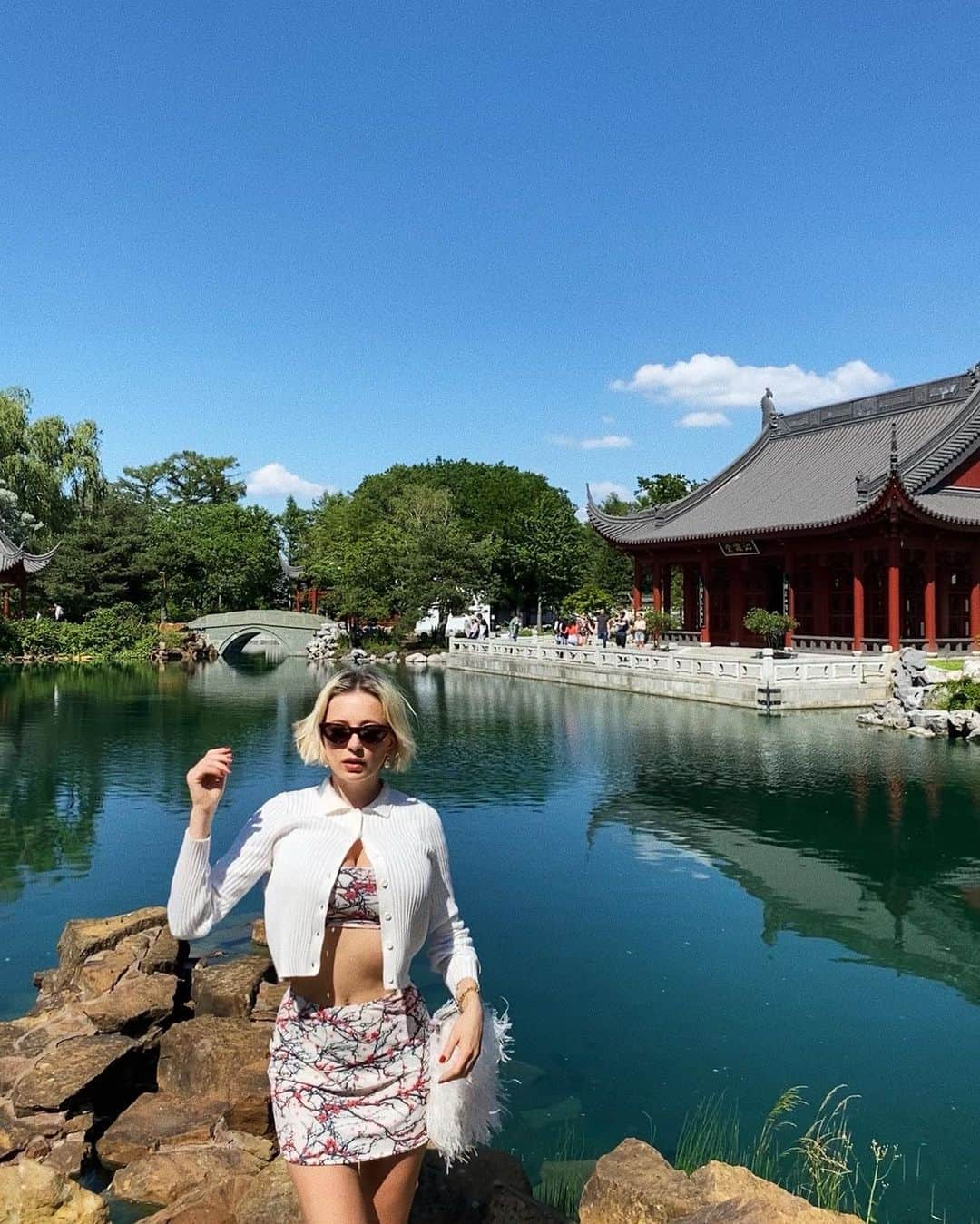 キャロライン・ヴリーランドさんのインスタグラム写真 - (キャロライン・ヴリーランドInstagram)「A perfect day at the botanic gardens 🐢🍃✨🌻」7月3日 7時25分 - carolinevreeland