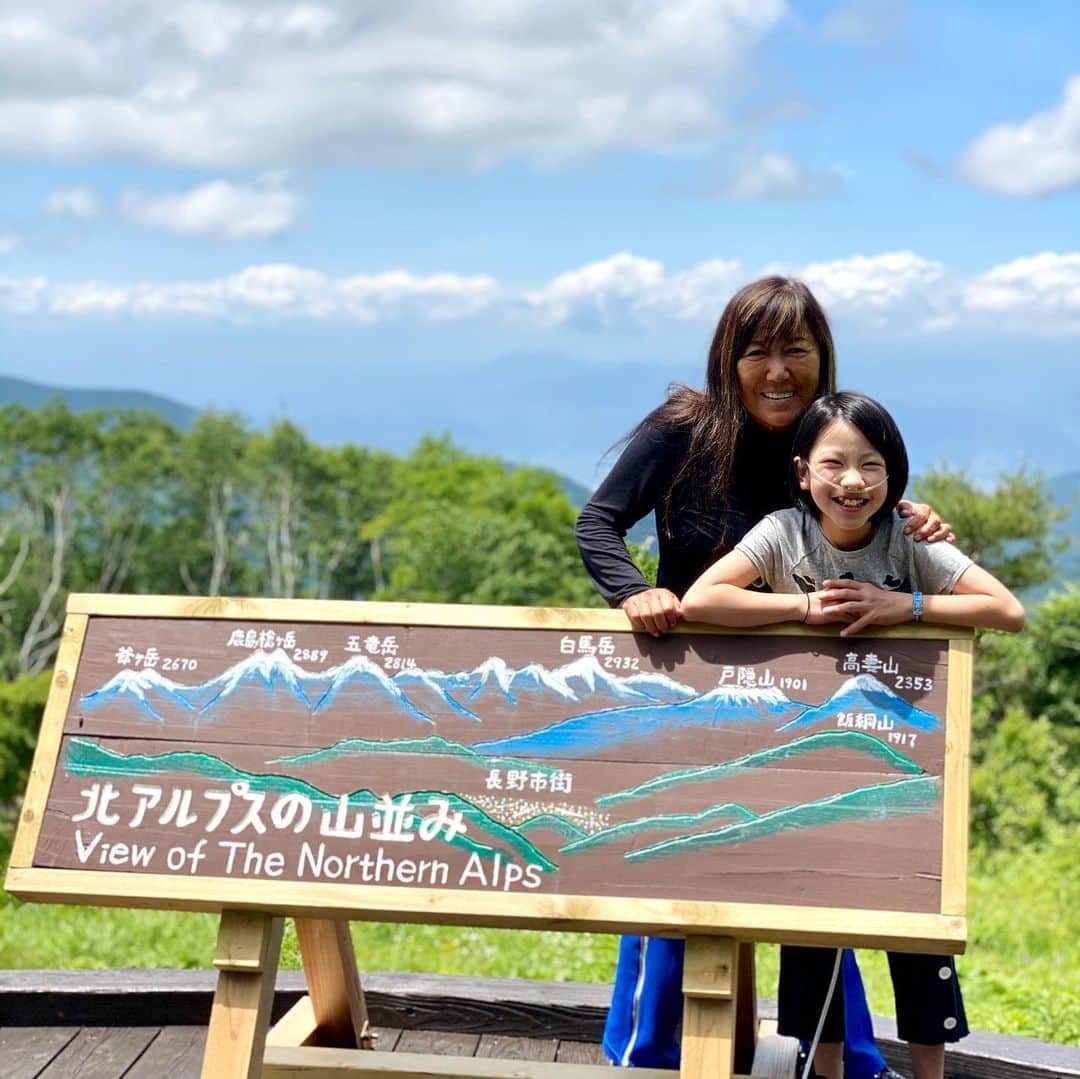 yukiさんのインスタグラム写真 - (yukiInstagram)「おはようございます。﻿ ﻿ 今週は、長野の大自然をお送りしました🌲﻿ 深い緑色は、﻿ "日頃のいろいろ"からのヒーリングがあり﻿ 心も体もリフレッシュできました。﻿ ﻿ まぁそれ以上に"家族=味方"との時間は、﻿ なによりのヒーリングです☺️﻿ ﻿ #お山のおうち﻿ #ヒーリング﻿ #家族は味方﻿ #ユキママ  #milkaの旅」7月3日 7時35分 - milkayuki