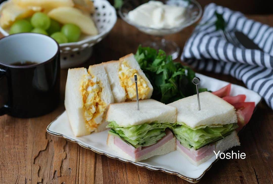 草間淑江さんのインスタグラム写真 - (草間淑江Instagram)「おはようございます！  7月３日の朝です。  今朝は、サンドイッチ、ヨーグルト、桃＆シャインマスカット。  浅野屋さんの６枚切り食パンにタマゴとハムきゅうりレタスはさみました。  サランラップで巻いて冷蔵庫に１０分くらい置いて四角に串を差してカット！  焼いたパンも好きですがたまにしっとりしたそのままのパンが食べたくなります。  前の晩から楽しみなコーヒーとともに美味しくいただきました。  ごちそうさまでした。  さ、金曜日です。  みなさまが素敵な１日になりますように♡  ・ ・ ・ #朝食#サンドイッチ#タマゴサンド#ハムレタスきゅうりサンド #浅野屋のパン #しっとりパン#パンとコーヒー#幸せな朝#ハムは頂き物#感謝🙏 #ご馳走さまでした」7月3日 7時45分 - yoshie_kusama