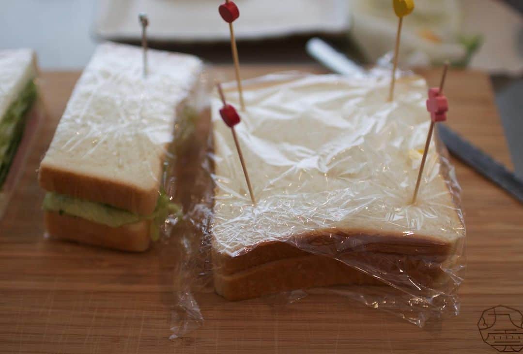 草間淑江さんのインスタグラム写真 - (草間淑江Instagram)「おはようございます！  7月３日の朝です。  今朝は、サンドイッチ、ヨーグルト、桃＆シャインマスカット。  浅野屋さんの６枚切り食パンにタマゴとハムきゅうりレタスはさみました。  サランラップで巻いて冷蔵庫に１０分くらい置いて四角に串を差してカット！  焼いたパンも好きですがたまにしっとりしたそのままのパンが食べたくなります。  前の晩から楽しみなコーヒーとともに美味しくいただきました。  ごちそうさまでした。  さ、金曜日です。  みなさまが素敵な１日になりますように♡  ・ ・ ・ #朝食#サンドイッチ#タマゴサンド#ハムレタスきゅうりサンド #浅野屋のパン #しっとりパン#パンとコーヒー#幸せな朝#ハムは頂き物#感謝🙏 #ご馳走さまでした」7月3日 7時45分 - yoshie_kusama