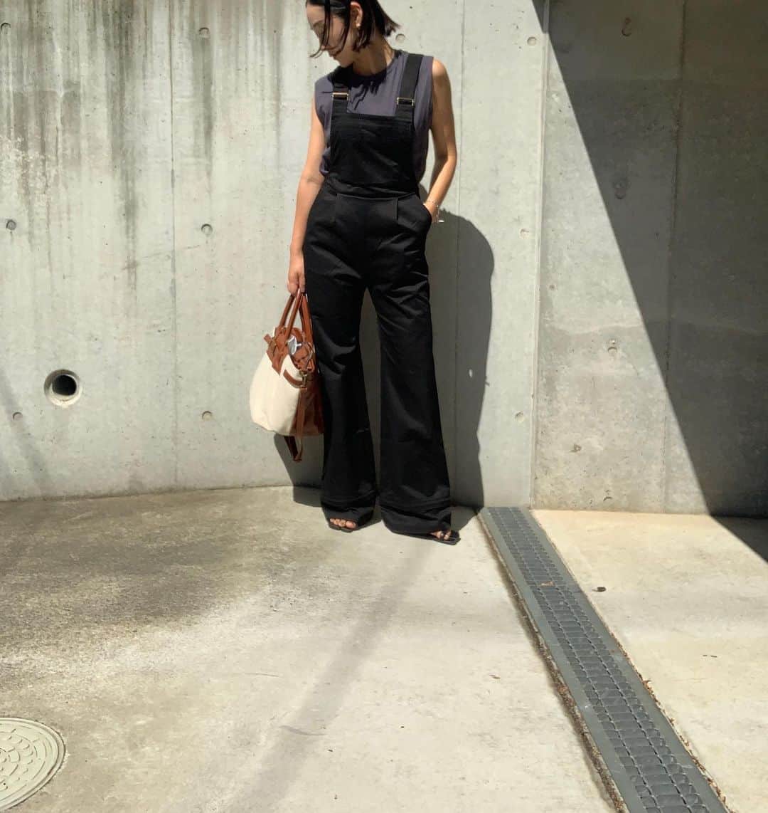 長屋なぎささんのインスタグラム写真 - (長屋なぎさInstagram)「昨日のお洋服。  @aluna.jp.official の秋新作を一足早く。 作りたかった大人サロペット。とてもお気に入り。腰の位置が高く見えるよう前後横から見ても綺麗なシルエットに仕上がっています。 今回はスニーカーで履ける丈感、ヒールで履ける丈感でカーキ・ブラック2色作りました♡  tops: @cityshop.tokyo  salopette: @aluna.jp.official  bag: @aluna.jp.official」7月3日 7時38分 - nagisanagaya