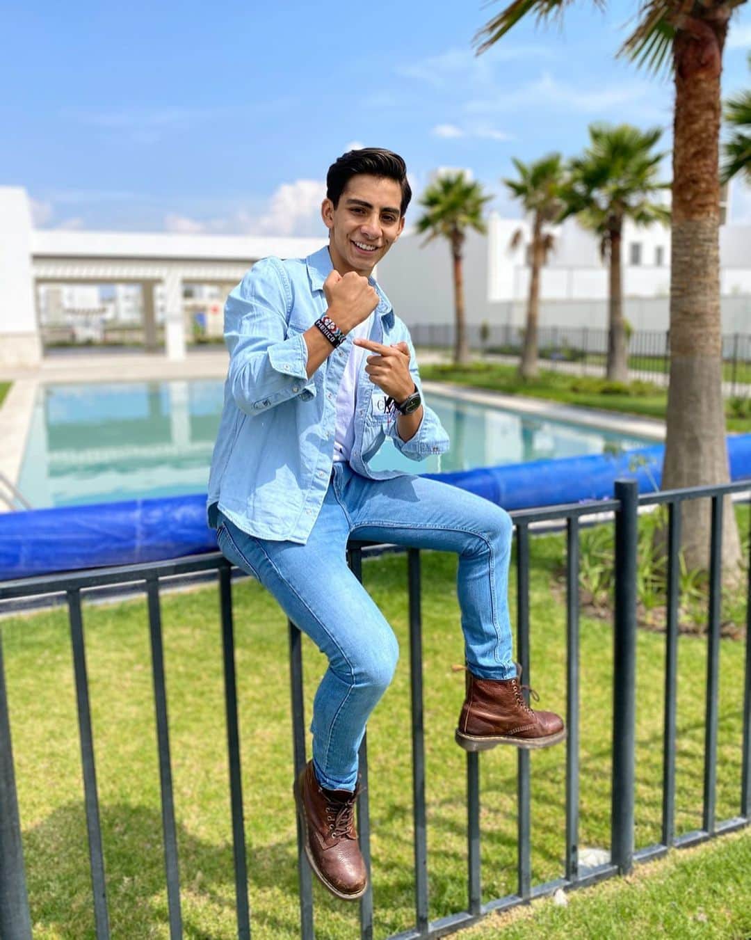 Donovan Carrillo Suazoのインスタグラム：「Me encantan mis pulseras de @menchaca.studio ya que representa 100% a México al estar hecha de arte huichol por los estilos y colores que tienen. Además al comprar aportas a una noble causa」