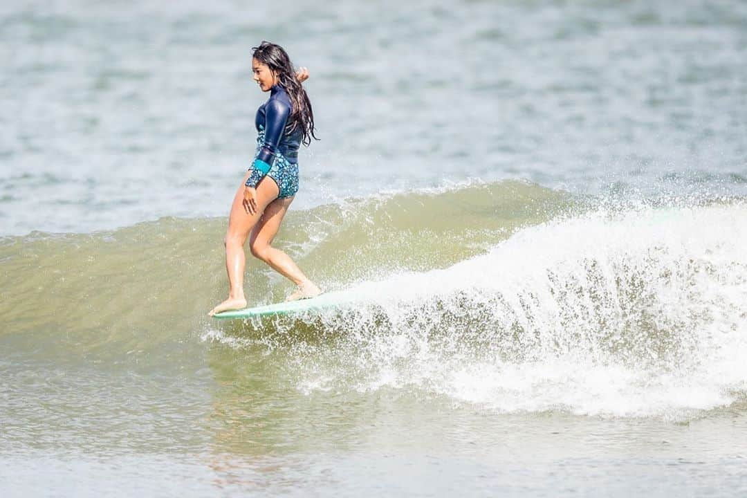 田岡なつみさんのインスタグラム写真 - (田岡なつみInstagram)「波小さくてもロングなら 楽しい🌼  @yasushi_photos   #surfing#longboard#torami」7月3日 7時54分 - natsumitaoka