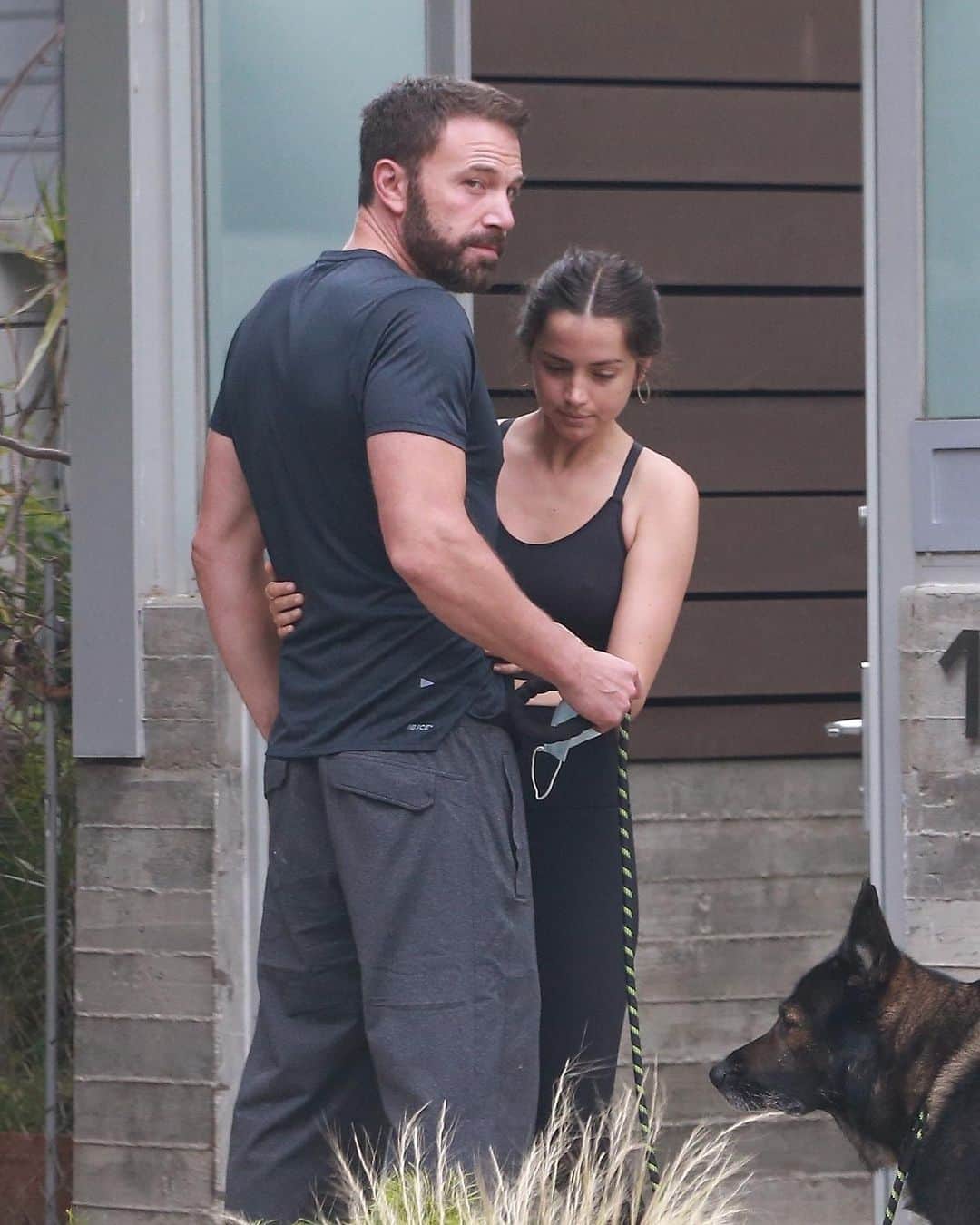 Just Jaredさんのインスタグラム写真 - (Just JaredInstagram)「Ben Affleck shared an embrace with girlfriend Ana de Armas after arriving home from a solo dog walk on Thursday morning. #BenAffleck #AnaDeArmas Photos: Backgrid」7月3日 7時48分 - justjared