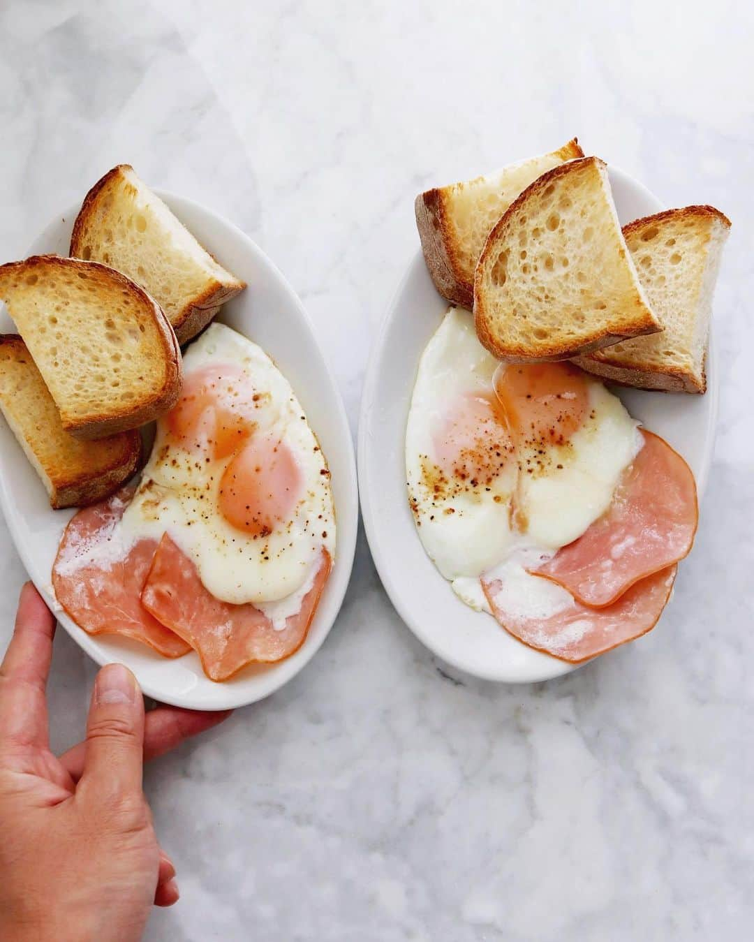 樋口正樹さんのインスタグラム写真 - (樋口正樹Instagram)「🍳 ham and eggs . 朝食はハムエッグで １人卵２個ハム２枚、 ゆるめの焼き具合で。 . . #ハムエッグ #目玉焼き #プチ贅沢 #簡単朝食 #hamandeggs #handsinframe #🍳」7月3日 7時51分 - higuccini