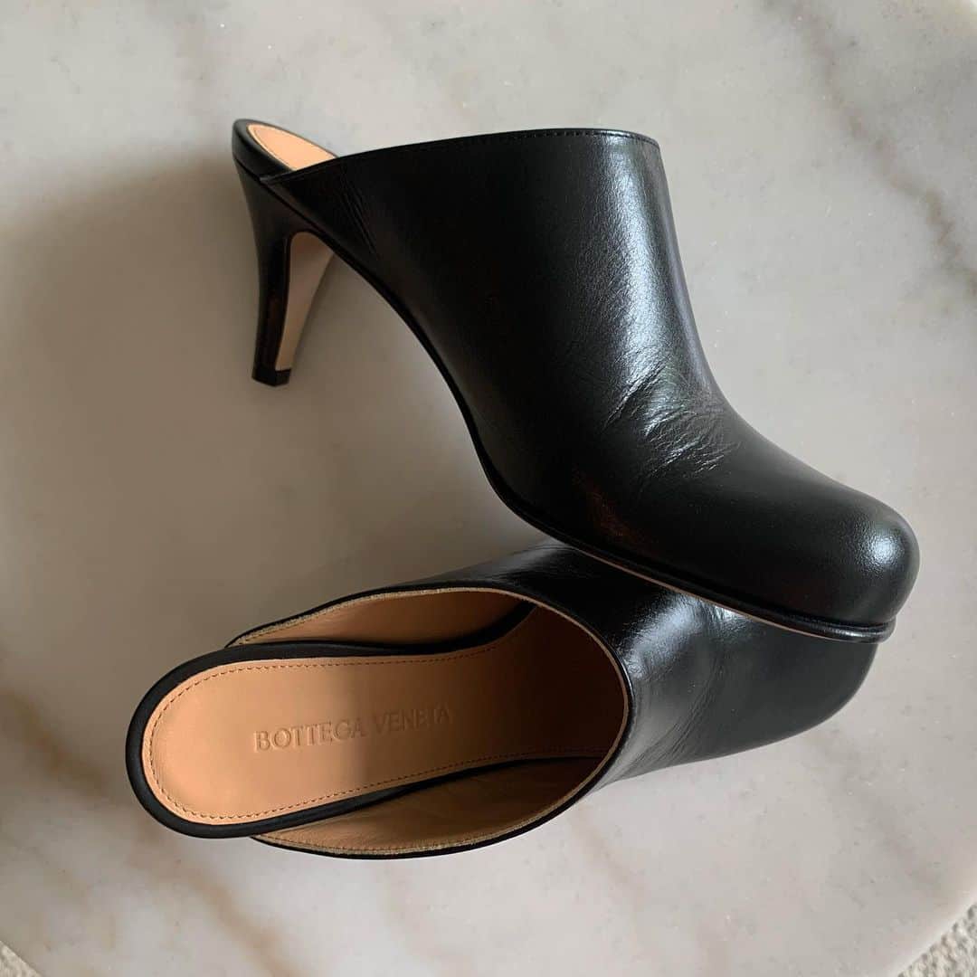 のインスタグラム：「#newbottega @bottegaveneta  スニーカーかペタンコシューズの毎日だけど たまに履くならこれくらいのヒールがいい #mules #shoes」