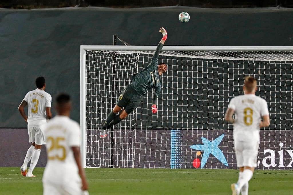 ティボ・クルトゥワのインスタグラム：「Bravo EQUIPO 💪🏻 El Getafe nos ha puesto las cosas muy difíciles pero lo conseguimos con gran esfuerzo y sacrificio!! Otro paso por @LaLiga! #HalaMadrid 🤍」