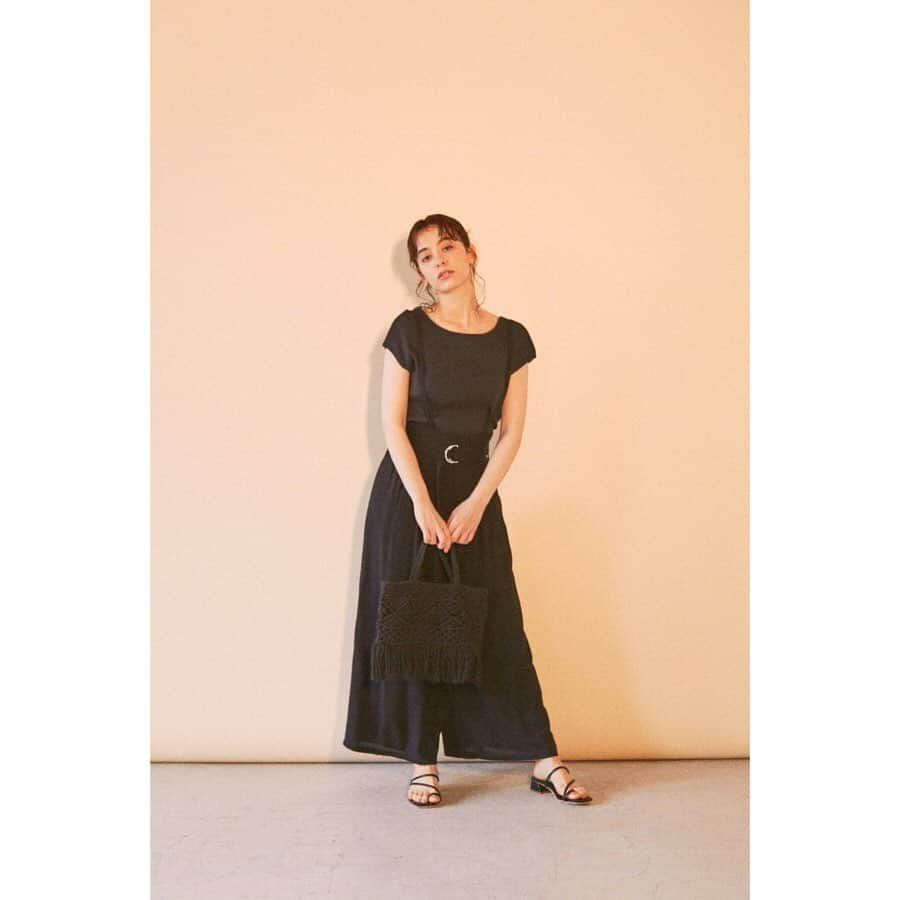 アヴァンリリィのインスタグラム：「RECOMMEND  BLACK COORDINATE ㅤㅤㅤㅤㅤㅤㅤㅤㅤㅤㅤㅤㅤ 店舗・SHEL'TTER WEBSTOREにて発売中🚚 ㅤㅤㅤㅤㅤㅤㅤㅤㅤㅤㅤㅤㅤ ：TOPS フロントボタン裾メロウトップス Price.¥3,990+tax No.180DS880-3420 ㅤㅤㅤㅤㅤㅤㅤㅤㅤㅤㅤㅤㅤ ：PANTS ナローストラップハイウエストパンツ Price.¥6,990+tax No.180DS131-1290 ㅤㅤㅤㅤㅤㅤㅤㅤㅤㅤㅤㅤㅤ ：BAG マクラメ2WAY BAG Price.¥5,990+tax No.180DS855-0600 ㅤㅤㅤㅤㅤㅤㅤㅤㅤㅤㅤㅤㅤ ：SHOES スクエアトングミュール Price.¥5,990+tax No.180DS655-2420 ㅤㅤㅤㅤㅤㅤㅤㅤㅤㅤㅤㅤㅤ 画像をタップで商品詳細をご覧いただけます🔍 _______________________________________________________ #AVANLILY #アヴァンリリィ」