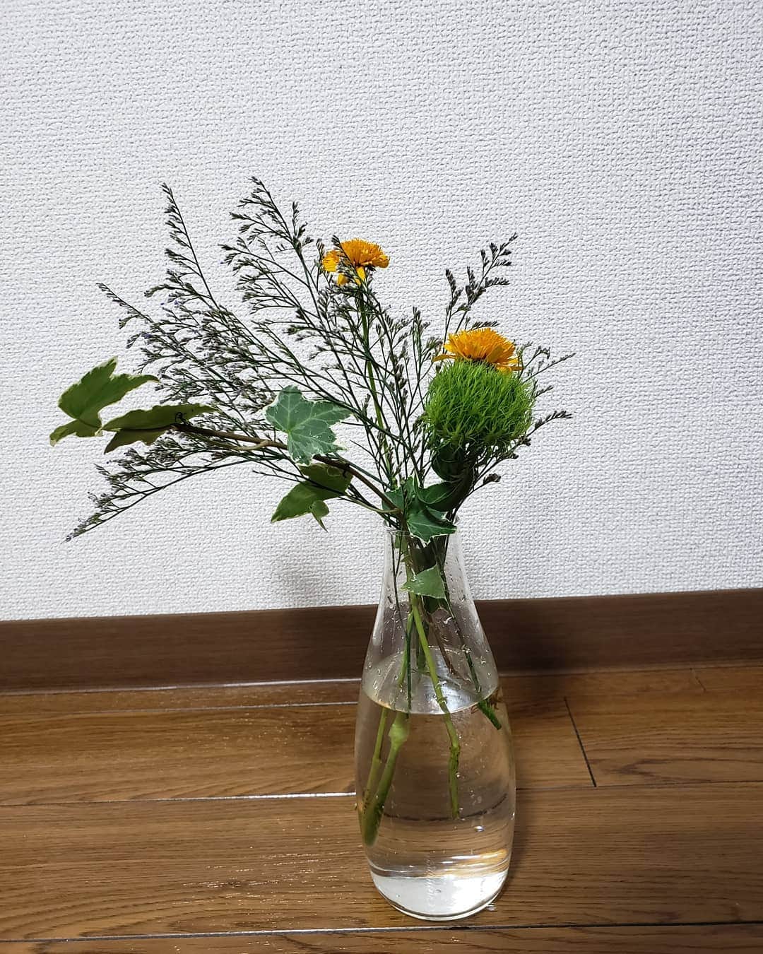 Hiromi Tomiiさんのインスタグラム写真 - (Hiromi TomiiInstagram)「. . おはよん(*^^*) @bloomeelife 今週のお花が届いたよ(*^^*) . . 前のお花が元気がなくなってきたなーって頃に届くよん(*^^*)私は500円コースにしてる(*^^*) . 先週のお花もまだげんきだから一緒に飾ってる(*^^*) . 初回のお花お届けが無料になるクーポンはこちら ▼▼クーポンコード▼▼ ■クーポンコード：hiromi ■有効期限：2020年7月30日 . . . . #bloomeelife#花のある暮らし#お花のある暮らし #サブスク#自由華#お花好きな人と繋がりたい #写真好きな人と繋がりたい#テマリソウ#姫ひまわり#HBスターチス#ブルーファンタジア#アイビー」7月3日 8時02分 - hiromi.tomii