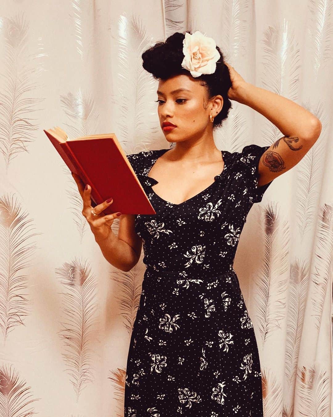 ティファニー・キャデラックのインスタグラム：「📖  𝕊𝕥𝕚𝕞𝕦𝕝𝕒𝕥𝕖 𝕞𝕪 𝕞𝕚𝕟𝕕 𝕝𝕚𝕜𝕖 𝕒 𝕘𝕠𝕠𝕕 𝕓𝕠𝕠𝕜  𝕆𝕣 𝕤𝕥𝕒𝕪 𝕠𝕦𝕥 𝕠𝕗 𝕞𝕪 𝔻𝕄𝕤 𝕓𝕠𝕠  📃List  •The Teachings of Ptahhotep: The Oldest Book in the World  •The Ankh: African Origin of Electromagnetism - Nur A. Amen  •The Philosophy and Opinions of Marcus Garvey - Marcus Garvey  •Rocks of Ages: Anu Edition - Ras Ben  •100 Amazing Facts about the Negro with Complete Proof: A Short Cut to the World History of the Negro - J.A. Rogers  •Christ in Egypt: The Horus-Jesus Connection - D.M. Murdock  •The Destruction of Black Civilization - Chancellor Williams  •They came before Columbus - Ivan Van Sertima  •The Kemetic Tree of Life - Muata Ashby  •The Emerald tablet   •The Power and Science of Melanin -  Llaila Afrika  •Medical Apartheid - Harriet A. Washington  •The Science and the Myth of Melanin: Exposing the Truths - T. Owens Moore」