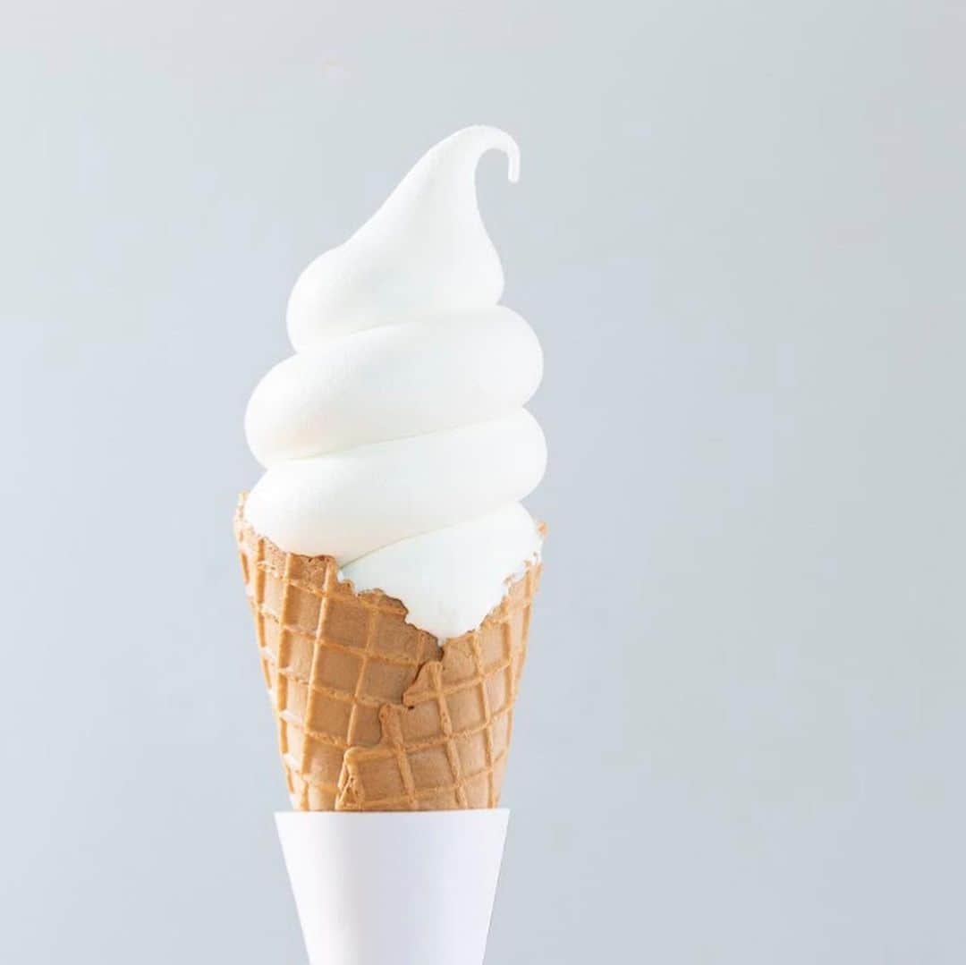 星野リゾート　トマムさんのインスタグラム写真 - (星野リゾート　トマムInstagram)「今日はソフトクリームの日🍦！ とうきびソフト、トマム牛乳のソフトクリーム、トマシェイクの3つの商品を星野リゾート　トマムではご用意しています。全てトマム牛乳のソフトクリームを使っています🥛  Today is the Soft Serve Ice Cream Day 🍦! Hoshino Resort Tomamu offers three products: cane soft serve, Tomamu milk soft serve and Toma shake. All use soft serve ice cream made from Tomamu milk🥛   #星野リゾート #リゾナーレ #リゾナーレトマム #トマム #hoshinoresorts #risonaretomamu #risonare #北海道 #Hokkaido #北海道旅行 #星野集團 #Hokkaidotrip #Japan #japantravel #絶景  #旅行気分 #おうちで旅体験 #旅は魔法 #妄想旅行 #farm #ファーム　#ソフトクリームの日 #ソフトクリーム #softserve #softserveicecream #icecream #とうきびソフト」7月3日 8時16分 - hoshinoresorts_tomamu