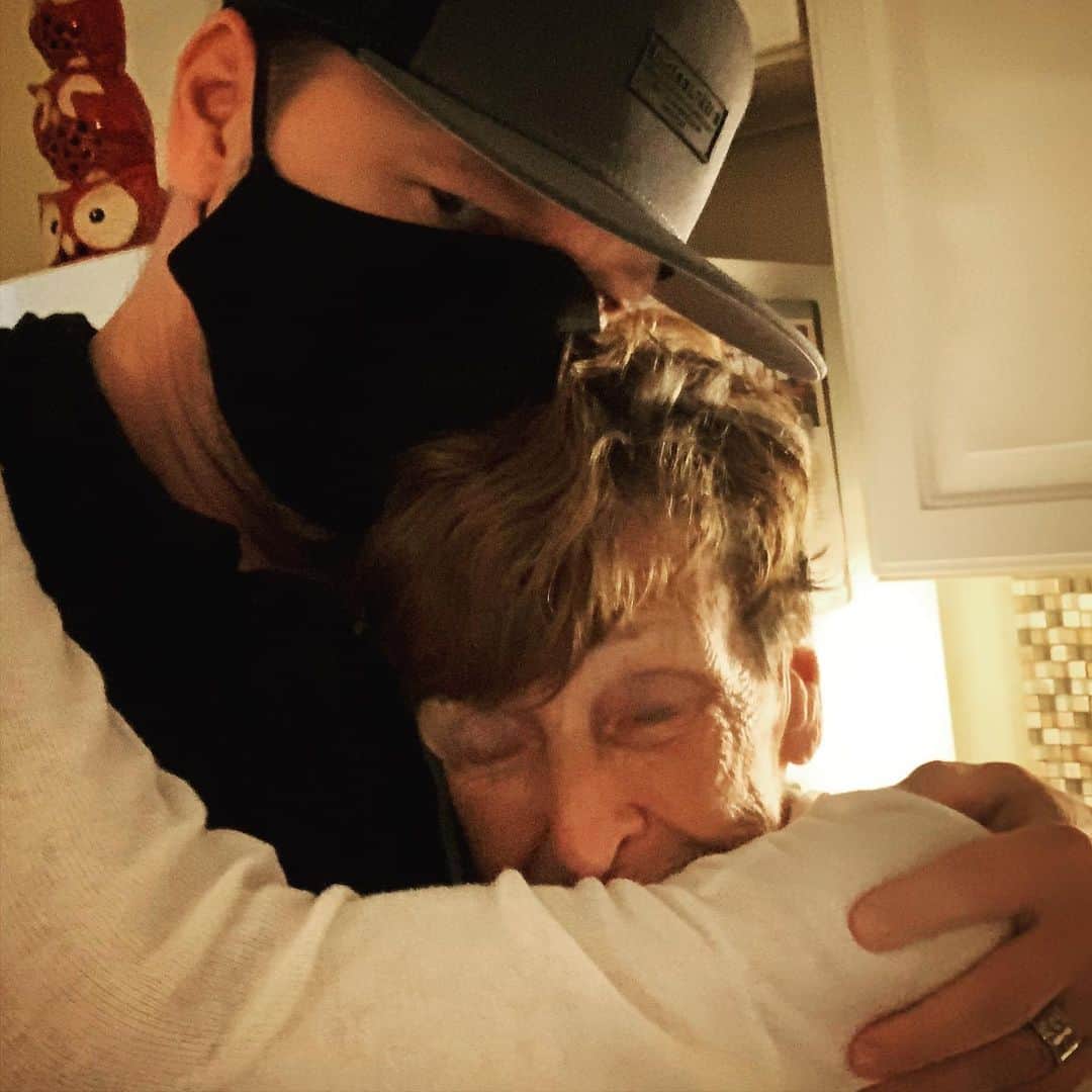 ドニー・ウォルバーグのインスタグラム：「I know that so many of you have asked how my mom Alma is doing.  During my visit, she didn’t remember much, and was often confused, but somehow she was still Alma.  She still lights up a room.  She still made me smile.  She’s still stubborn.  And she still loves her baby Donnie.  I thank you all, for your well wishes.  Sending my heartfelt love, and sincerest wishes, to all those away from their loved ones.  That you will be together again.  Love you all so much.  See you soon.  🙏🏼❤️」