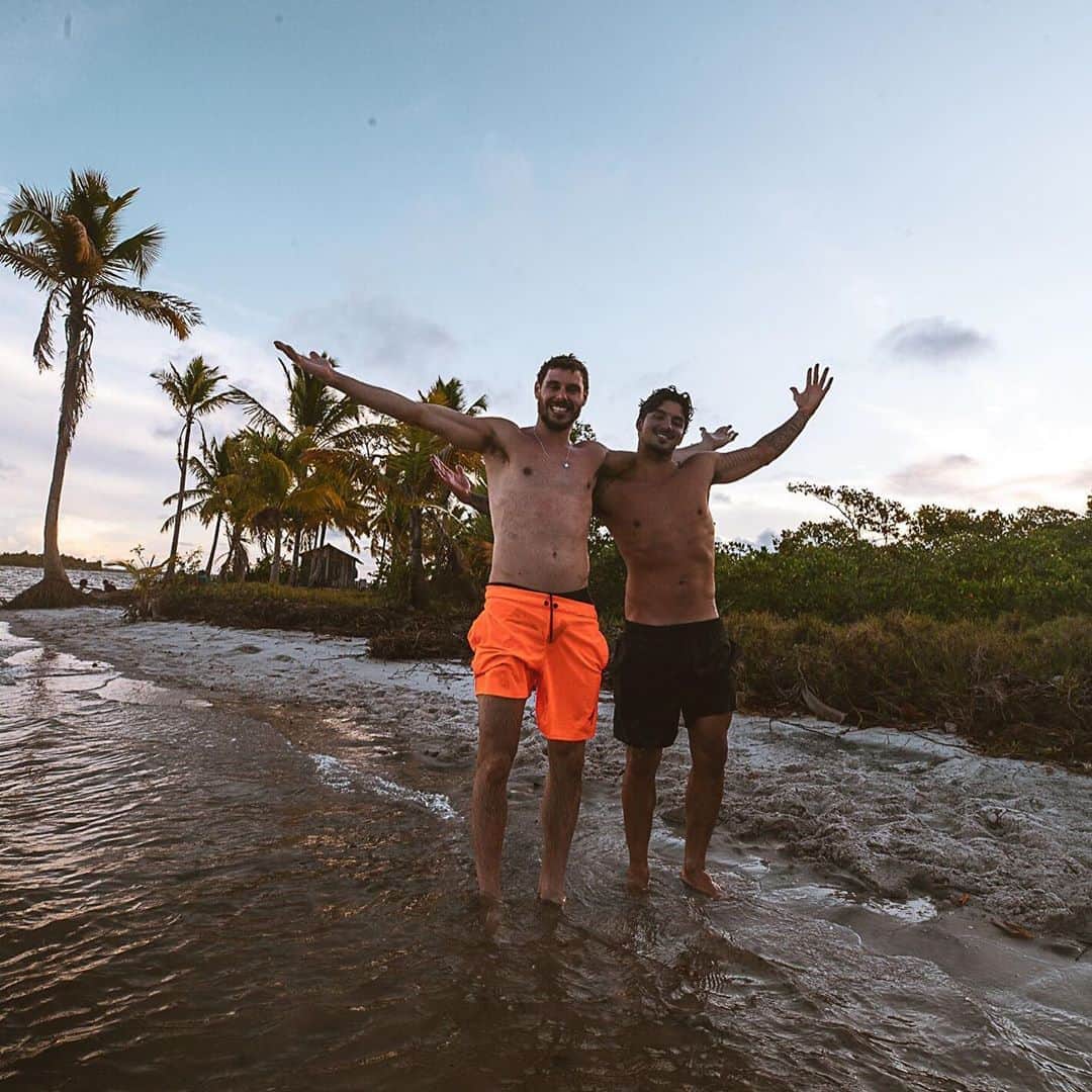 ガブリエル・メディーナのインスタグラム：「Meu irmao, Feliz aniversário @bruninho1 Que Deus te abençoe e te proteja. Tudo de melhor na sua vida, que continue sendo essa pessoa de coração gigante, te amo CAPITA, aproveita seu dia, voce merece o mundo. ❤️👊」