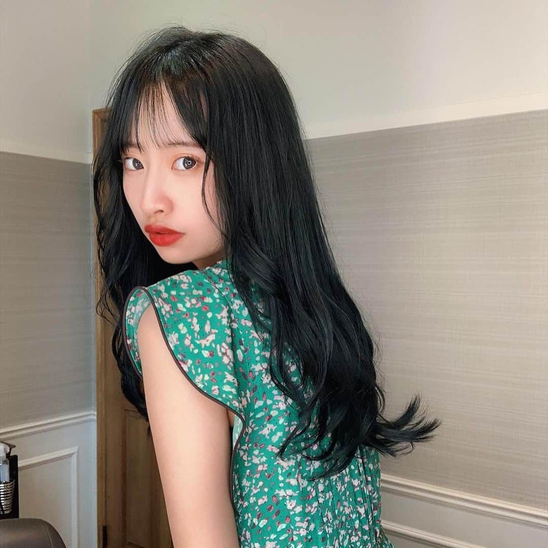 のインスタグラム：「山根さんに濃いめのブルーのヘアカラーにしていただきました🦋 ありがとうございました☺️♥︎ . #藤川らるむ #ブルーアッシュグレー #ブルーグレージュ #韓国巻き #韓国っぽヘア #ヨシンモリ巻き #オルチャンヘア #ブルーカラー #snidelsnap」