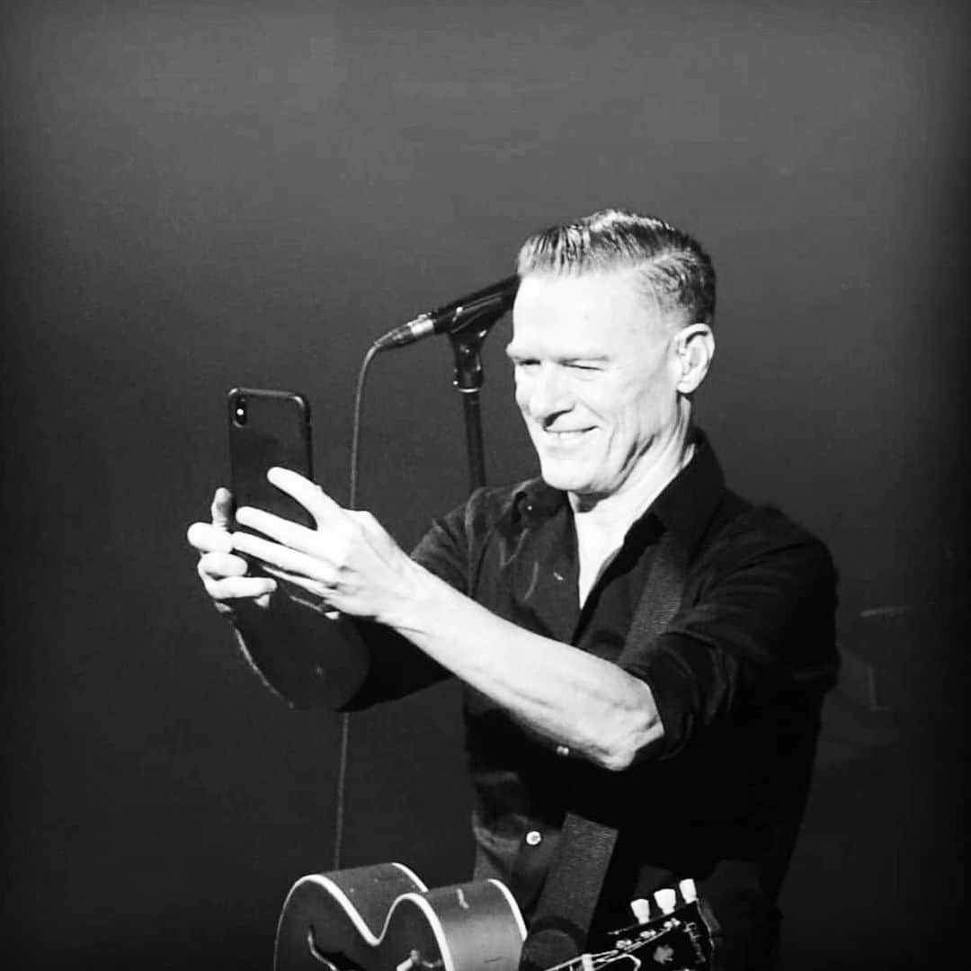 ブライアン・アダムスのインスタグラム：「Smile 😃」