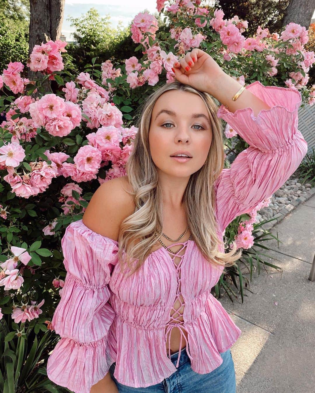 トーリ・ウェブスターのインスタグラム：「out here basking in my new found TikTok career!! 🤷🏼‍♀️💞🌸trying to prove I’m not too old for the app? 🤣⭐️ top from @revolve」