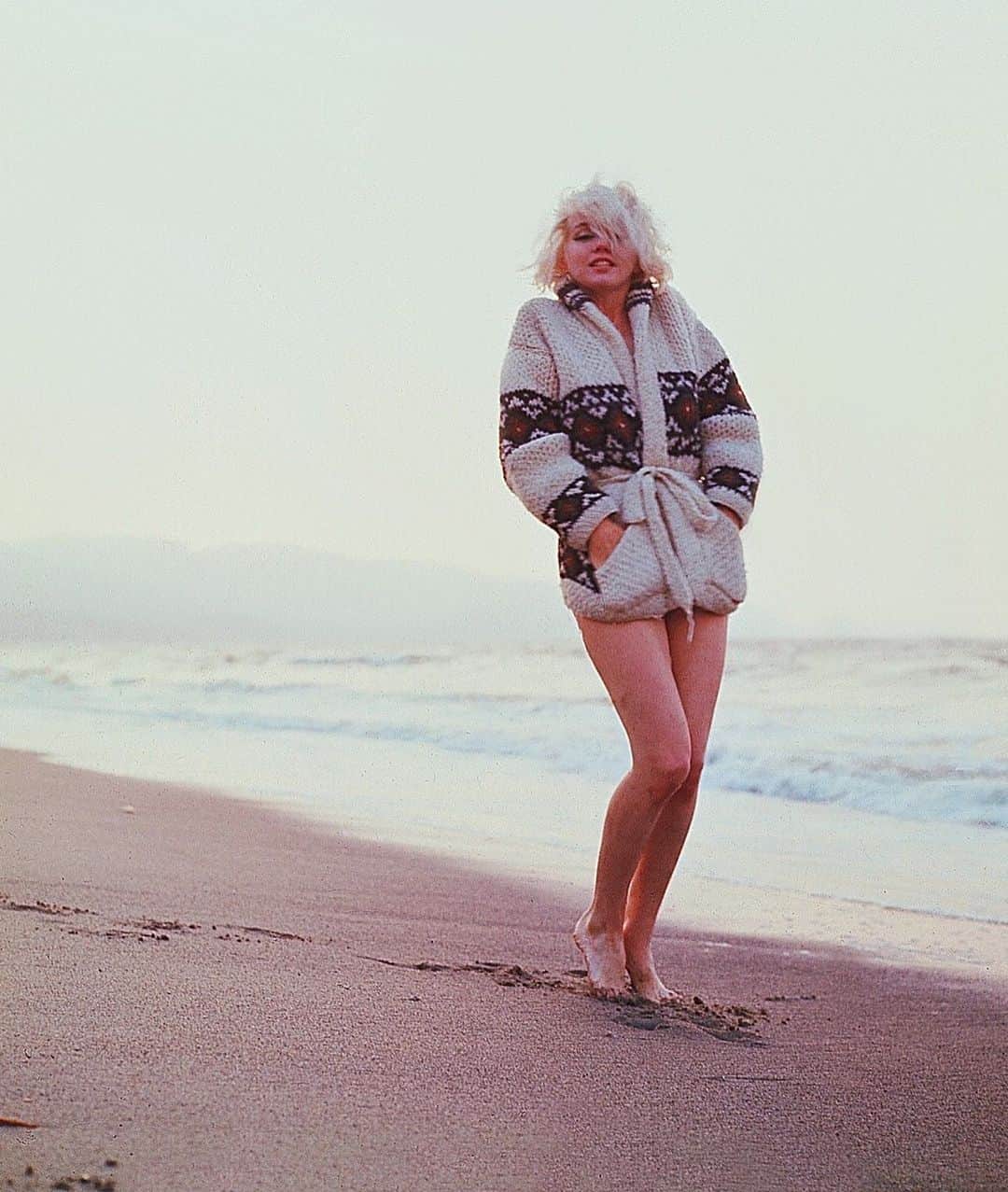 マリリン・モンローさんのインスタグラム写真 - (マリリン・モンローInstagram)「Marilyn photographed by George Barris in 1962 🧡 I love her sweater」7月3日 8時41分 - welovemarilyn