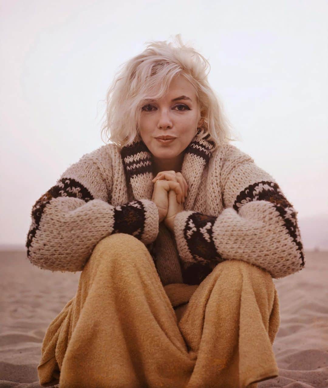 マリリン・モンローのインスタグラム：「Marilyn photographed by George Barris in 1962 🧡 I love her sweater」