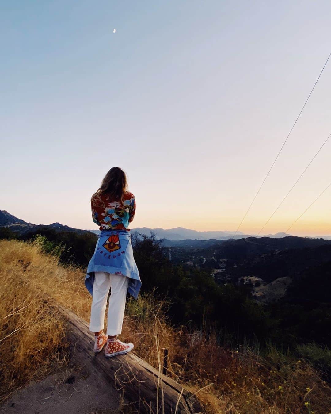 アシュリー・ハートのインスタグラム：「Sunset, Moonrise and the perfect bluff to take it all in.. a match made in Heaven. 🤍」