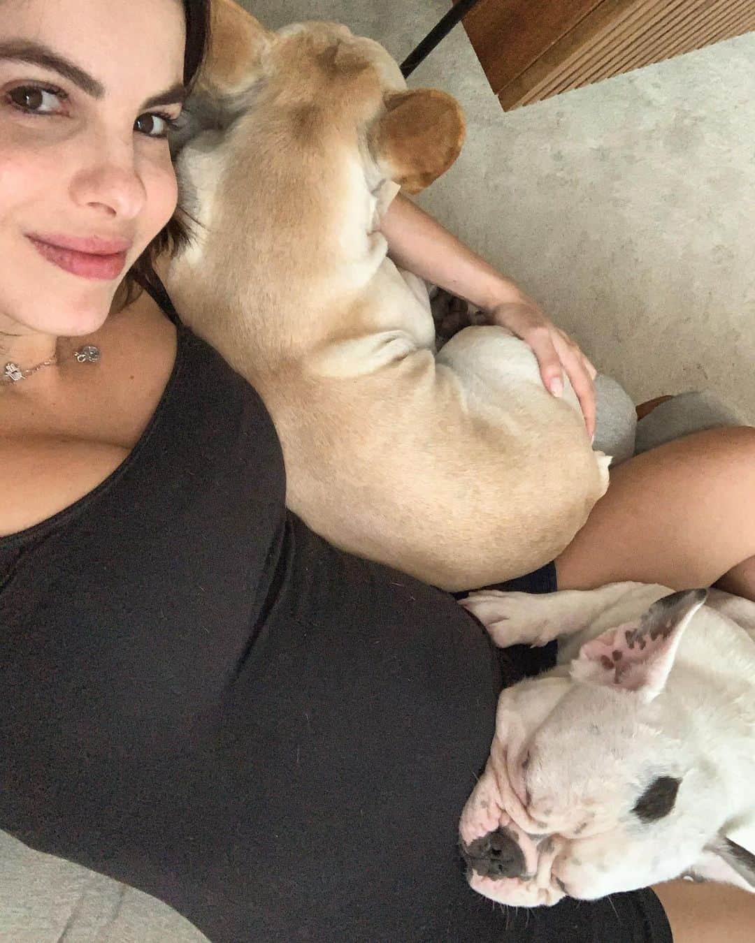ステファニー・ブリットのインスタグラム：「E não dizem q colo de mãe sempre cabe mais um? ❤️❤️❤️」