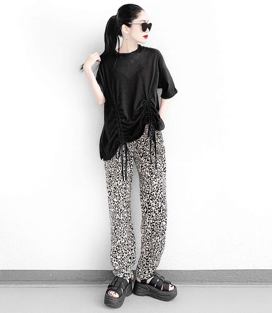 lve_xxxxのインスタグラム：「.﻿ .﻿ 🐆 久々の豹柄おばさん﻿ ﻿ 7月早々に瀕死😇😇😇﻿ ﻿ 帰宅したら泥の様に眠ってしまい﻿ 諸々滞り申し訳御座いません。﻿ ﻿ DMお返事のお時間お一人お一人﻿ 取れそうになく…申し訳御座いません。﻿ ｺﾒﾝﾄ欄にお願い申し上げます🙇🏻‍♀️﻿ ﻿ ﻿ ｻｲﾄでも着用していたので﻿ 発売時期のお問い合わせを頂いております﻿ WﾄﾞﾛｽﾄのTOPS。﻿ ﻿ @lveu.official  より販売予定でしたが…﻿ Discontinuedなり…😭﻿ ﻿ 個人的にかなりお気に入りなので﻿ どーにか、秋冬仕様で出せないかな？と﻿ 一人妄想中🤔﻿ ﻿ 私ではどーにもならんので﻿ 運営に相談してみます！←﻿ ﻿ @murua_official で買ったshark ﻿ 厚底盛れるんに歩きやすくて今年ｻﾝﾀﾞﾙ﻿ 買いすぎ問題だけど、買って良かった◎笑﻿ ﻿ ﻿ さぁ、働いてきま！﻿ ああ、しんどーーーー😩﻿ ﻿ ﻿ その他コーデアイテム詳細は﻿ WEARをご覧くださいませ。﻿ ﻿ WEAR ： lvexxxx ﻿ 💻 https://wear.jp/sp/lvexxxx/﻿ ﻿ －－－－－－－－－－－－－－－－－－﻿ ﻿ 📢コメント頂ける際は、﻿ 最新投稿にお願い致します。﻿ ﻿ 過去投稿に頂いた際、気がつかない事もあり﻿ お返事致しかねる場合が御座います🙇‍♀ ️﻿ ﻿」