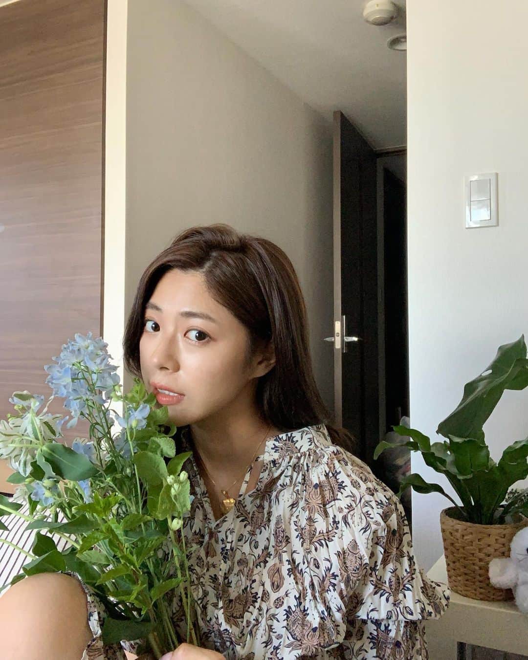 わちみなみのインスタグラム：「ミント飾ってみたけど﻿ 食べた﻿ ﻿ 今日は収録です☺️﻿ ﻿ インスタは﻿ ただのすきなものをあげます。﻿ みたいになってる。。﻿ それでいいね？﻿ ﻿ #わちみどり #ミント食べる﻿ #ミント　#花のある生活　  日が当たる日はノーマルカメラにしてみた」