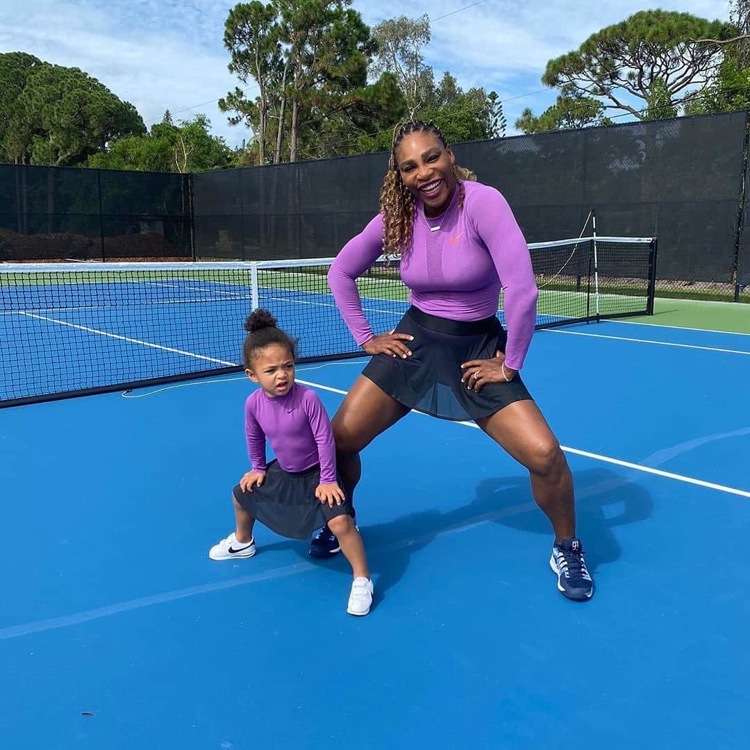 People Magazineさんのインスタグラム写真 - (People MagazineInstagram)「Like mother, like daughter! 😍 Little Olympia is already taking the tennis court by storm. 🎾 #Regram @olympiaohanian, @serenawilliams」7月3日 8時59分 - people