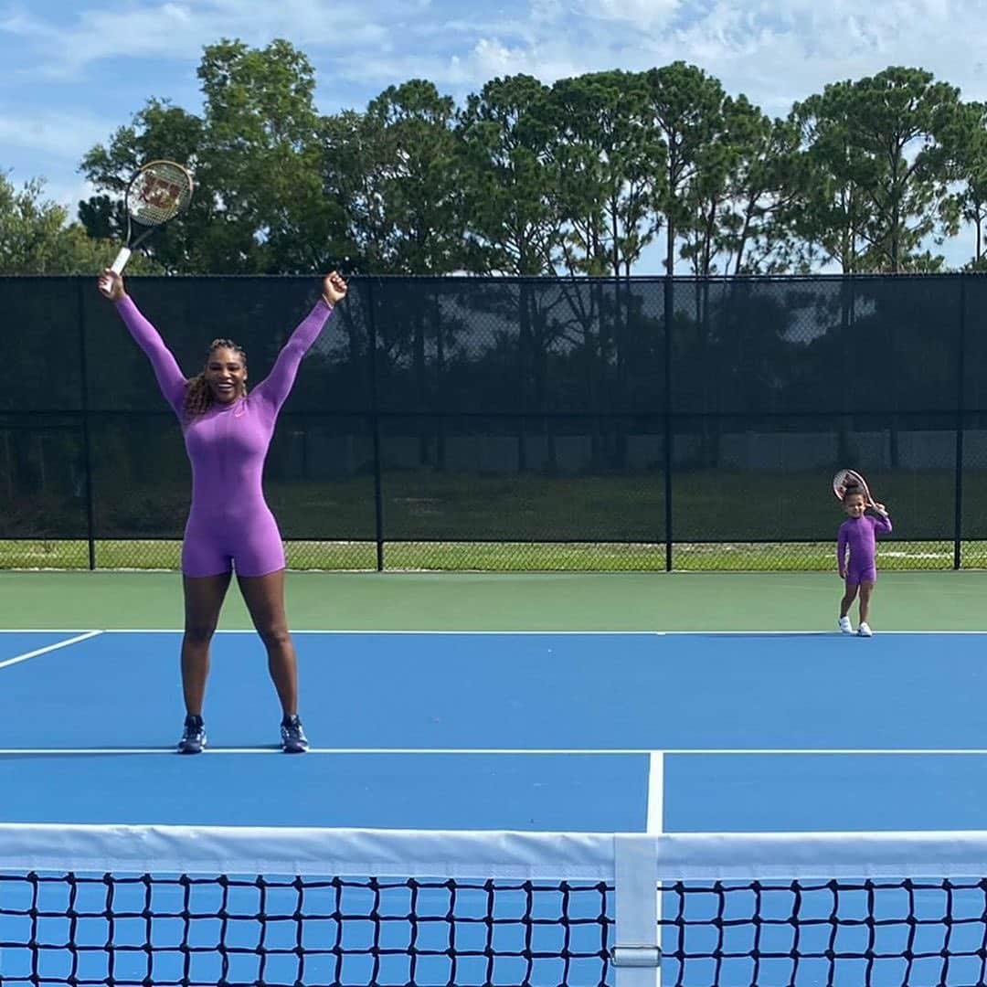 People Magazineさんのインスタグラム写真 - (People MagazineInstagram)「Like mother, like daughter! 😍 Little Olympia is already taking the tennis court by storm. 🎾 #Regram @olympiaohanian, @serenawilliams」7月3日 8時59分 - people