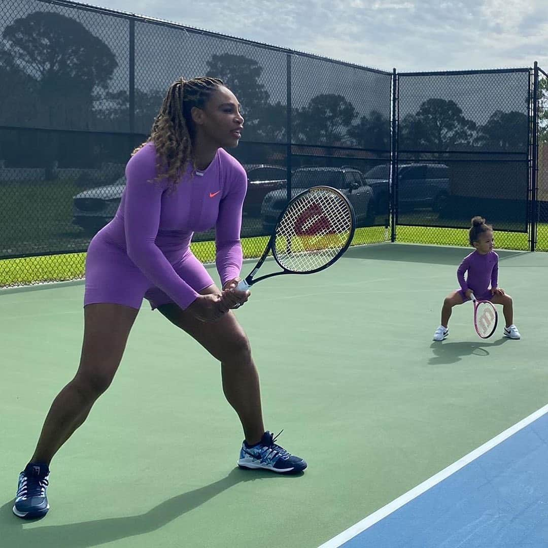 People Magazineさんのインスタグラム写真 - (People MagazineInstagram)「Like mother, like daughter! 😍 Little Olympia is already taking the tennis court by storm. 🎾 #Regram @olympiaohanian, @serenawilliams」7月3日 8時59分 - people