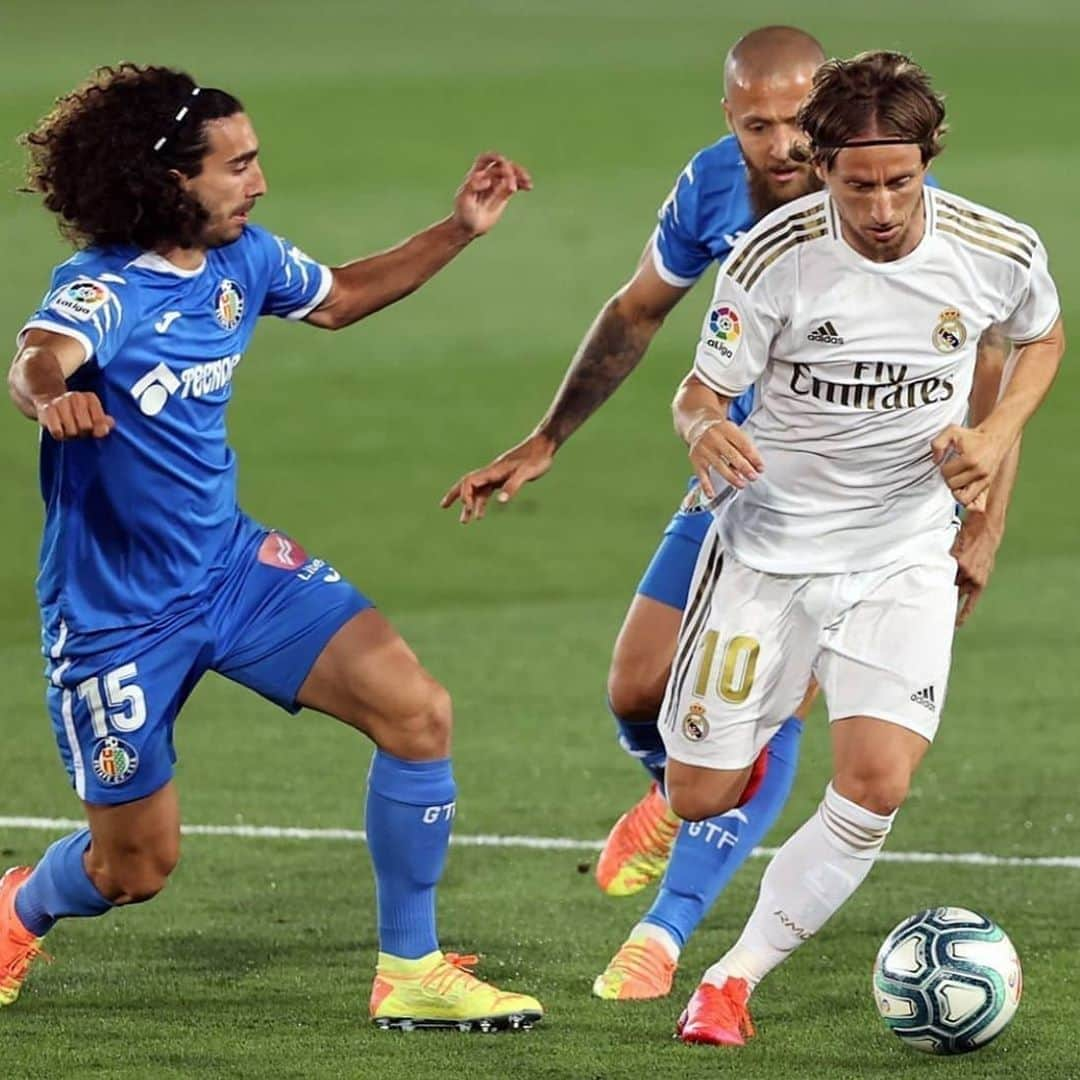 ルカ・モドリッチさんのインスタグラム写真 - (ルカ・モドリッチInstagram)「Tough game but huge 3 points! 💪🏻🙌🏻 #HalaMadrid」7月3日 9時00分 - lukamodric10