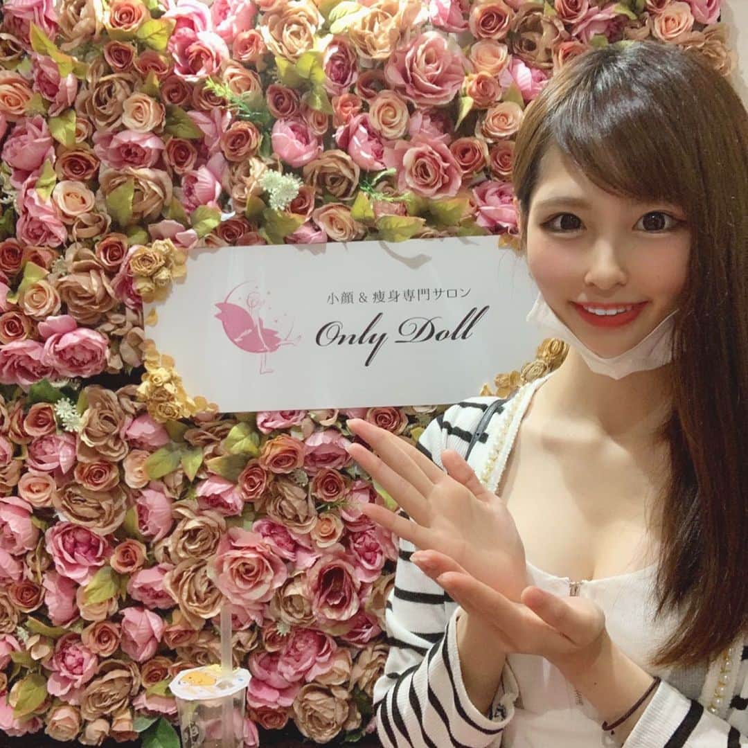 ひなぴーまるのインスタグラム：「新宿openしたonlydollサロンさん。機械が勝手に筋トレしてくれるのよ🤣👏ヒールの疲れた脚に良き。 ひなぴーのinsta見たで15%オフのご案内できるって😁」