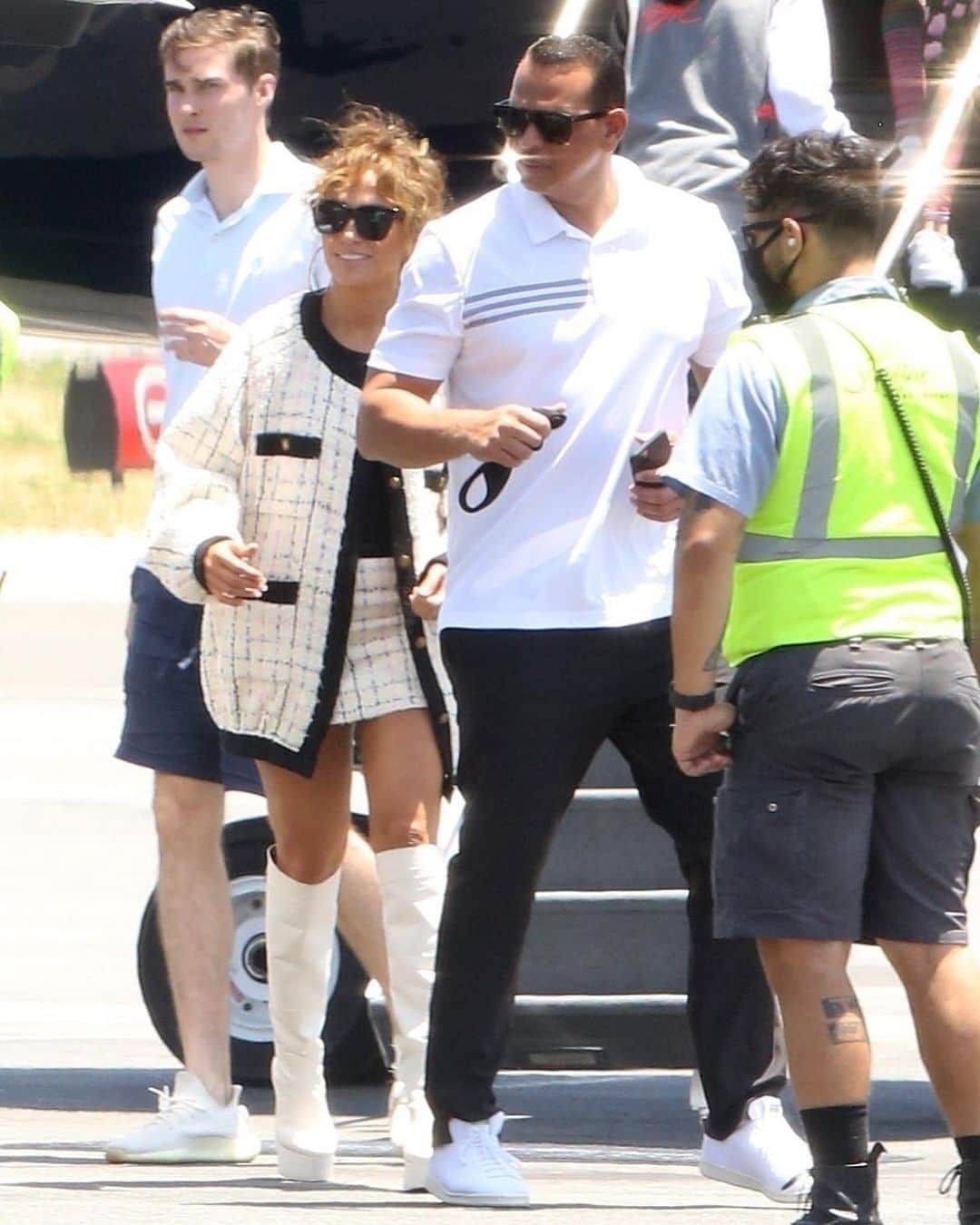 Just Jaredさんのインスタグラム写真 - (Just JaredInstagram)「@jlo and @arod are spotted boarding a private plane with the family on Thursday afternoon #JenniferLopez #AlexRodriguez Photos: Backgrid」7月3日 9時01分 - justjared