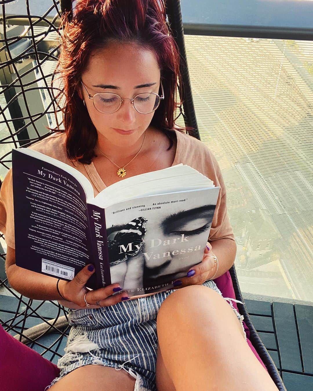 ケイトリン・オズモンドのインスタグラム：「Currently crazy obsessing over this book! Has anybody else had the chance to read it?! It’s all I’ve been able to think about since I picked it up! It has my mind running wild!  • • #mydarkvanessa #kateelizabethrussell #bookworm」