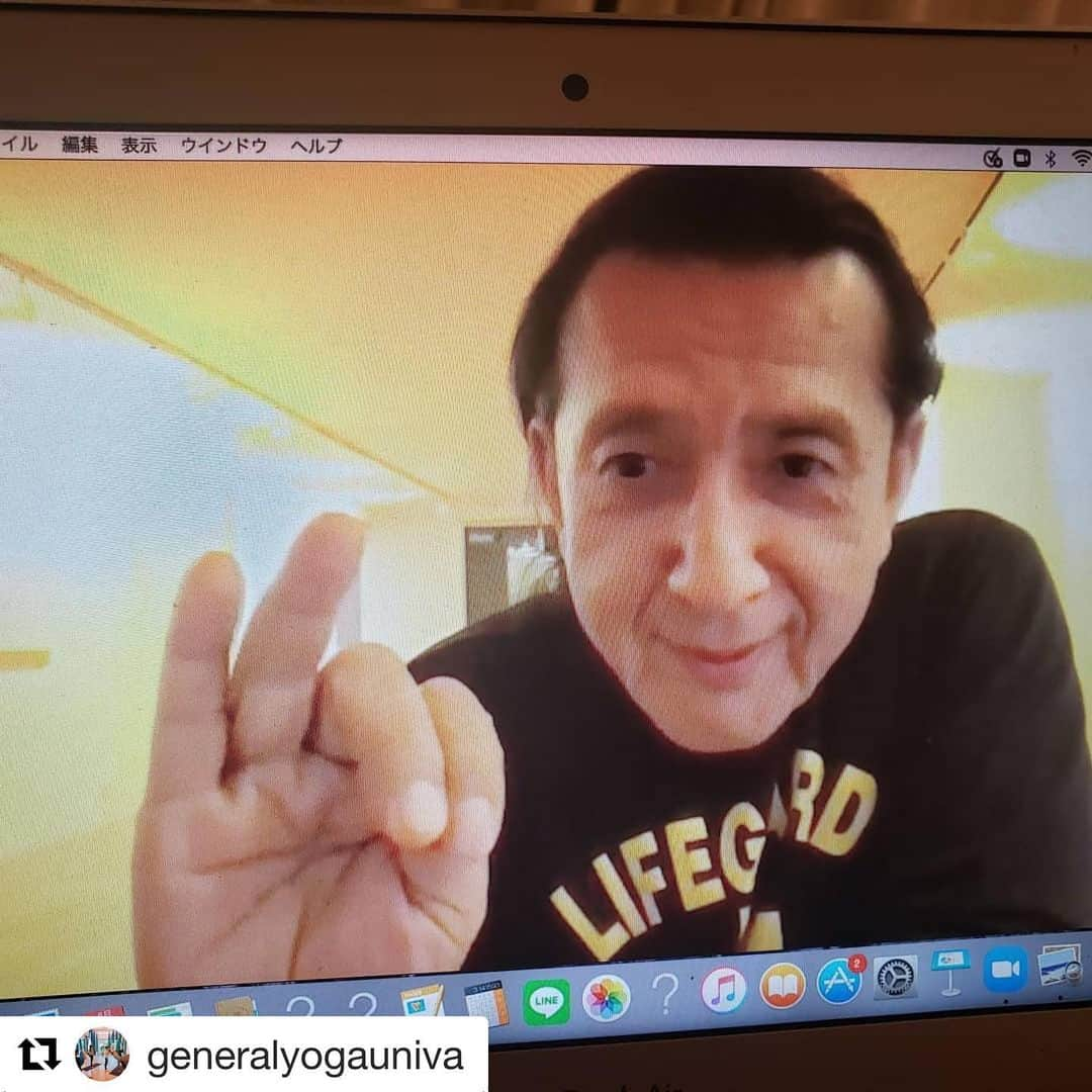 Ken Harakumaさんのインスタグラム写真 - (Ken HarakumaInstagram)「和子ちゃん、ありがとうございました！  #Repost @generalyogauniva with @get_repost ・・・ kazukoです。ケンハラクマ先生質問会終わりました。が、まだその話について考えていて、引きずっているところです。﻿ 30分間のところを延長し、結局1時間!!お話していただけました。﻿ ﻿ 最初の質問:﻿ Q.「元気の源はなんですか？」A.「バナナ」…﻿ からスタートし笑、いろいろなお話が聞けました。﻿ ﻿ ケン先生初の参加者の感想は﻿ ・お話聞くだけで肩の力が抜けました。﻿ ・素晴らしい先生で感動しました。いつかお会いしたいと思いました。﻿ ・１つ１つの言葉が重たく響きました。﻿ ・もう一度同じ話を聞きたい。　﻿ ・終わってからも、うろうろ家のなかを歩き回りつづけました！(いろいろ考えを深めるため)﻿ ﻿ インストラクターの質問からの「自分のヨガを極める」についてのケン先生のお話は、先生たちにとって、大きなテーマとなりこれからも考えていくきっかけをもらいました。﻿ ﻿ 「不安」についてのお話も、頭で理解はできるのですが、自分に落とし込むのに時間がかかりそうです。﻿ 例えるなら…このポーズのやり方、仕組みコツもわかった！教えてもらった。だからといってできないよ！的な感じです。﻿ 頭でわかったところで、できるわけではありません。ここでヨガのポーズの練習と同じだな〜となり、やはり日々の実践の大切さを思い知るわけです。﻿ ﻿ ケン先生のお話は、理論的でやさしくてわかりやすい、のに、意味が深くむずかしくて考えさせられる。﻿ ﻿ きっと、ケン先生にとっては当たり前のことを話しているからやさしく（わかりやすく）聞こえるのだけど、私達にとっては日常でできない、思えない、気がつけないことだらけなんだな〜と。もっとたくさんのことに気づいていきたいと思いました。 ﻿ 考える、そして癒やされる、素晴らしい時間でした。﻿ ﻿ #ケンハラクマ #ゼネラルヨガユニヴァ #質問会 #大きな木」7月3日 9時10分 - kenharakuma