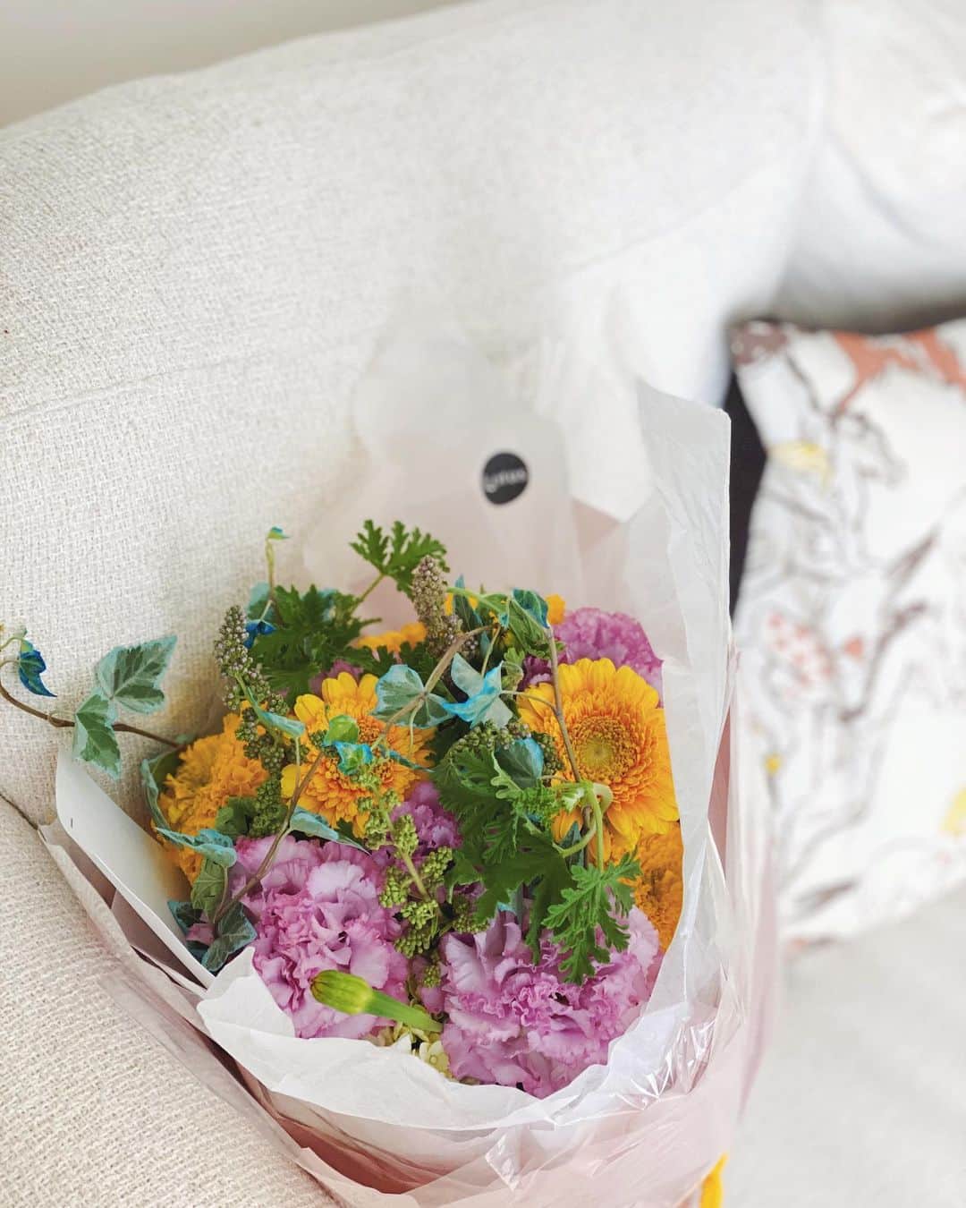 のインスタグラム：「お家が一気に華やかに💛💗💚 ・ 可愛いー♥︎♥︎♥︎ @hiroko_kojima.nailworks ありがとうございます(◜◡◝ )♡ ・ ・ #flower #lotusflower #happy #thankyou」